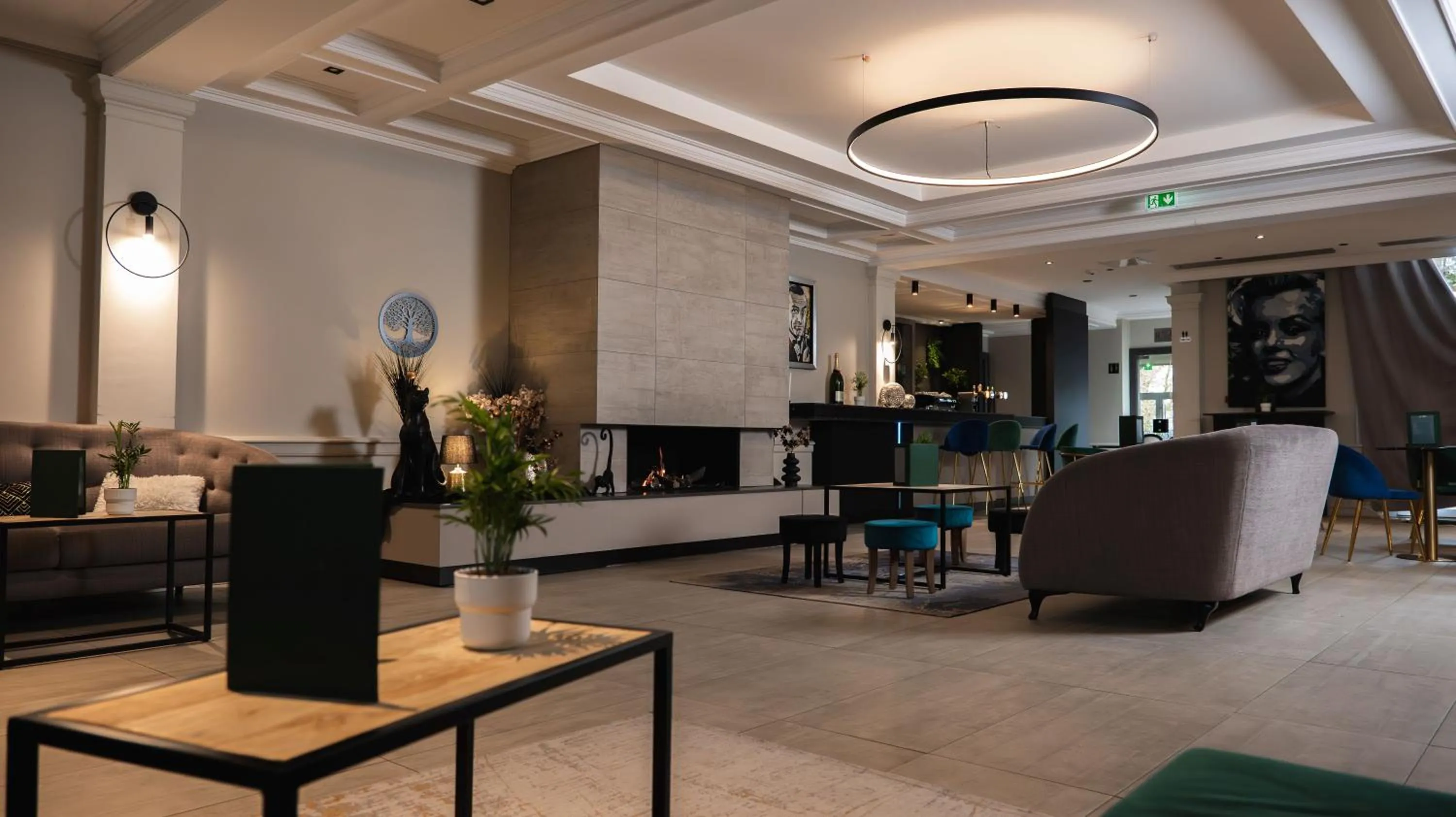 Lounge or bar in Logis Hôtel & Restaurant - Les Tuileries