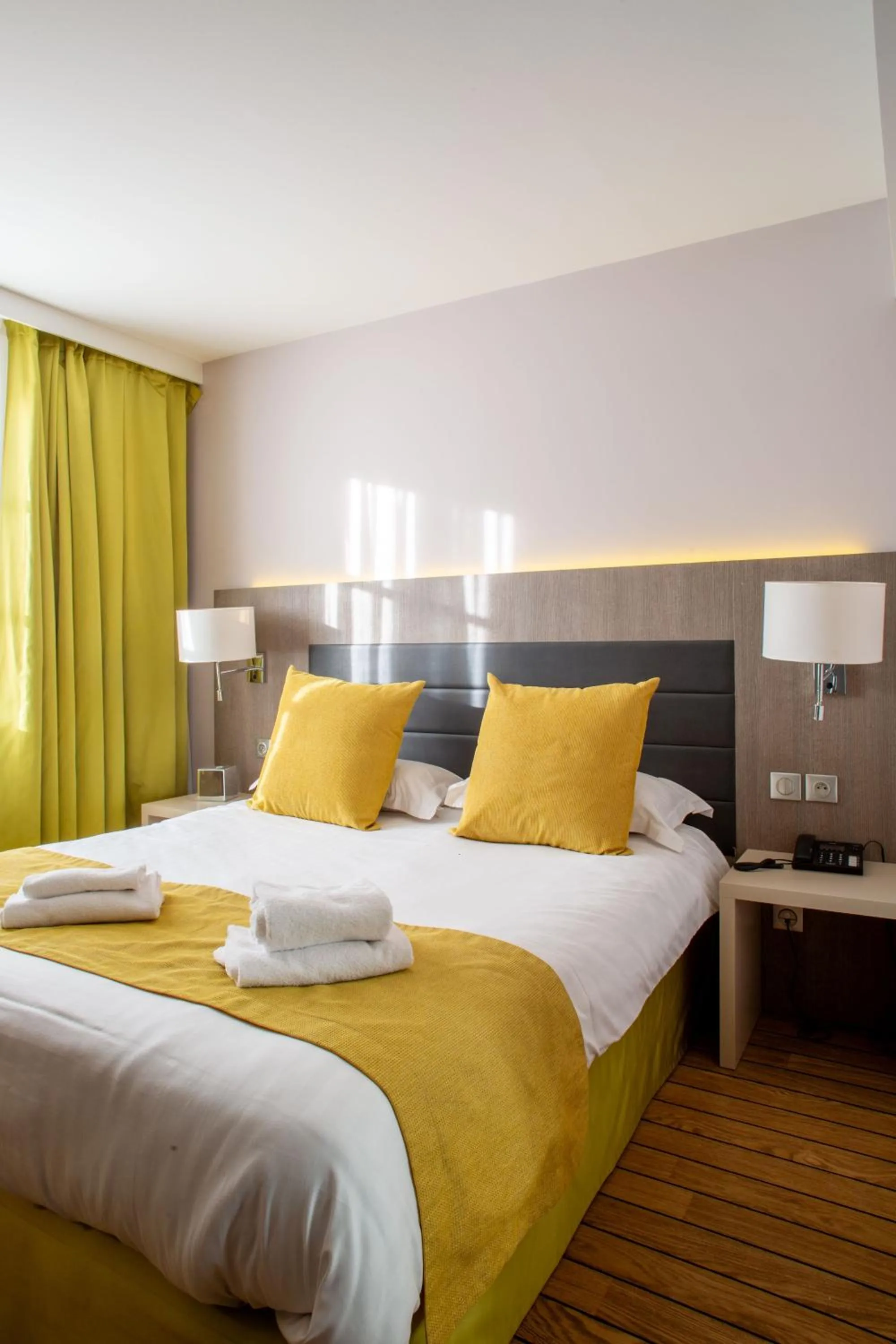 Bed in Logis Hôtel & Restaurant - Les Tuileries