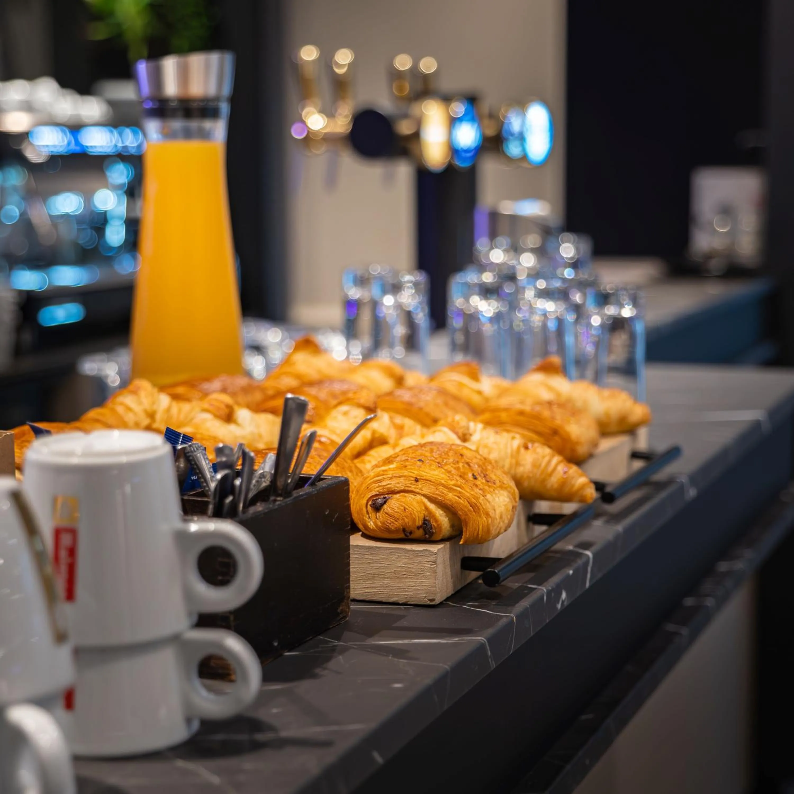 Breakfast in Logis Hôtel & Restaurant - Les Tuileries
