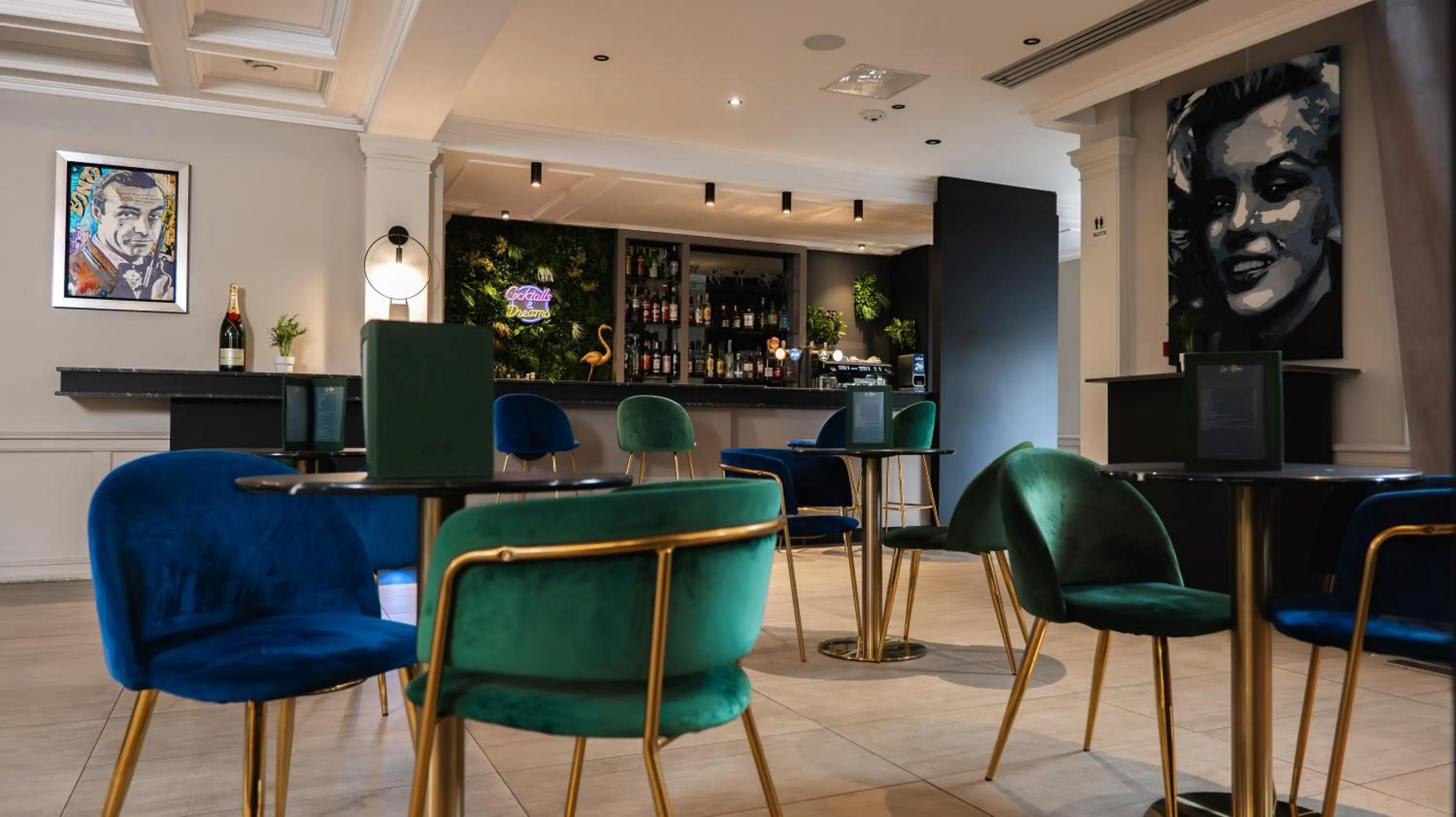 Lounge or bar in Logis Hôtel & Restaurant - Les Tuileries