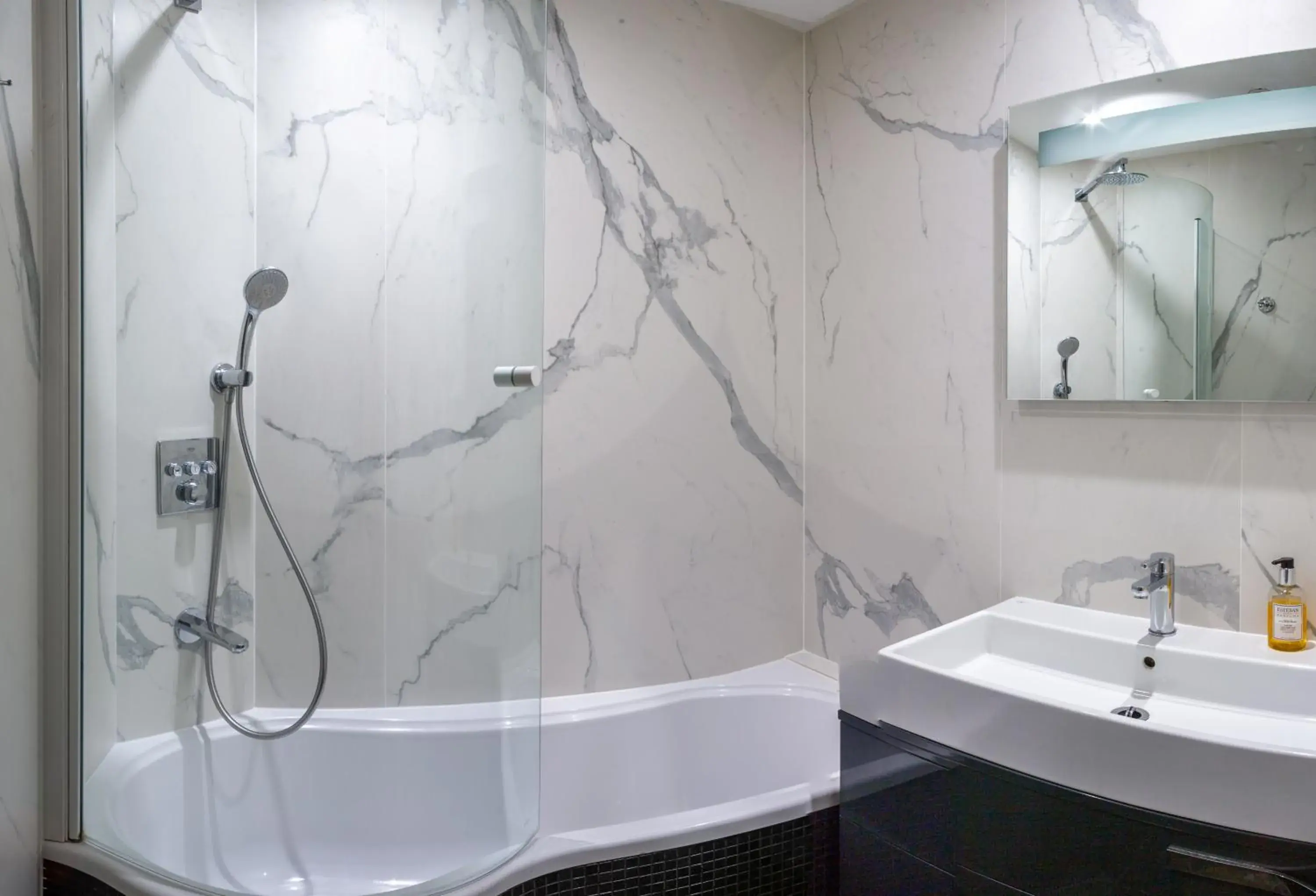 Logis Hôtel & Restaurant - Les Tuileries Logis Hôtel & Restaurant - Les Tuileries