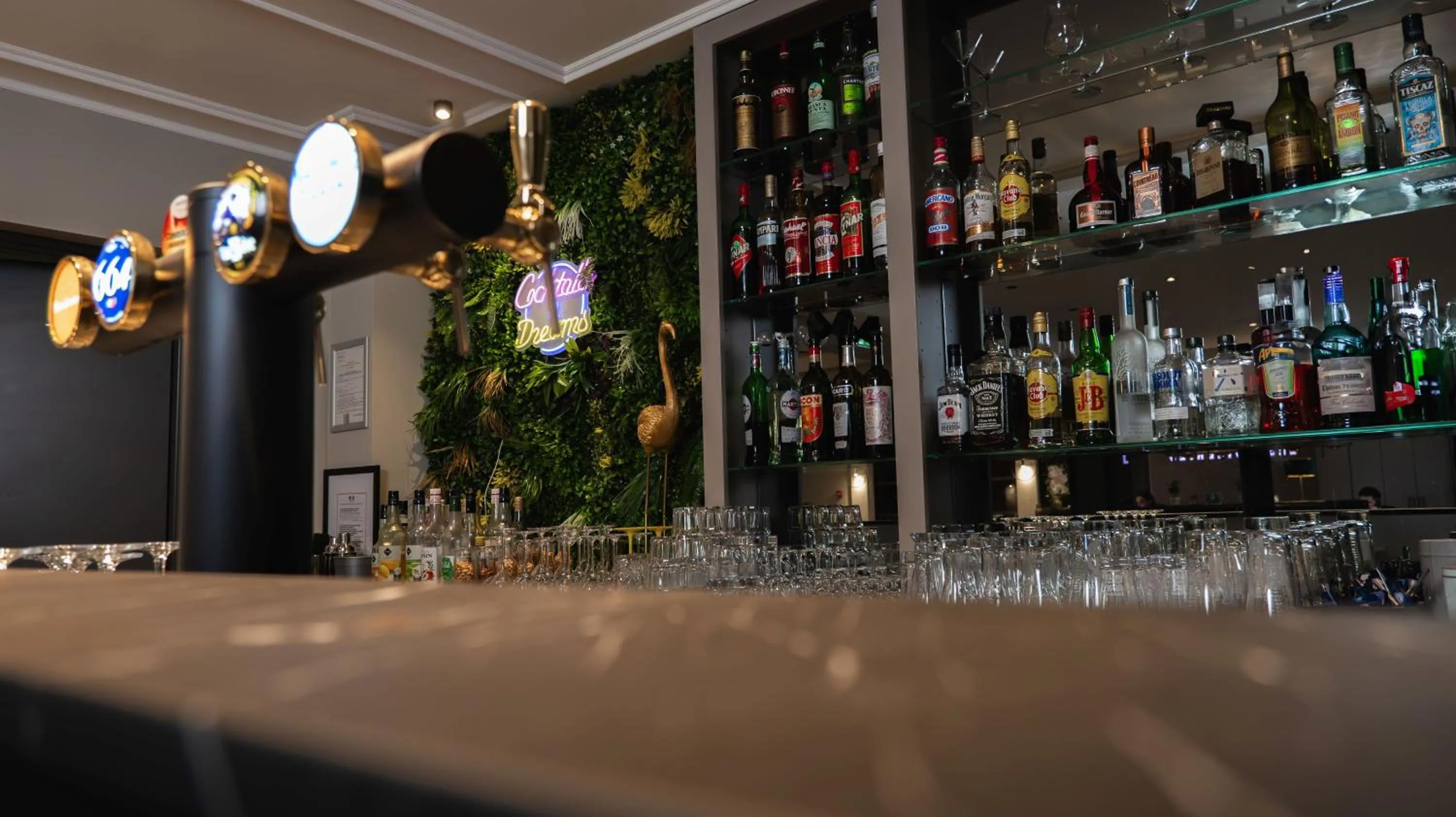 Lounge or bar in Logis Hôtel & Restaurant - Les Tuileries