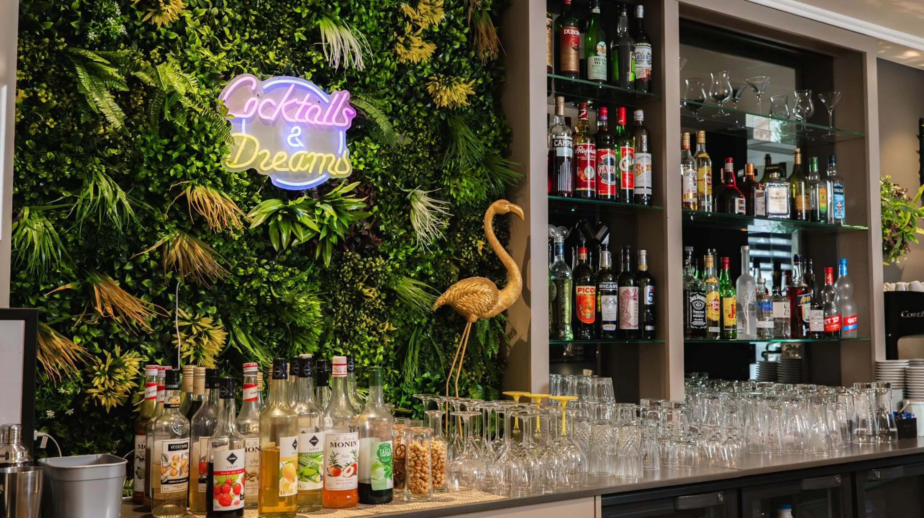 Lounge or bar in Logis Hôtel & Restaurant - Les Tuileries