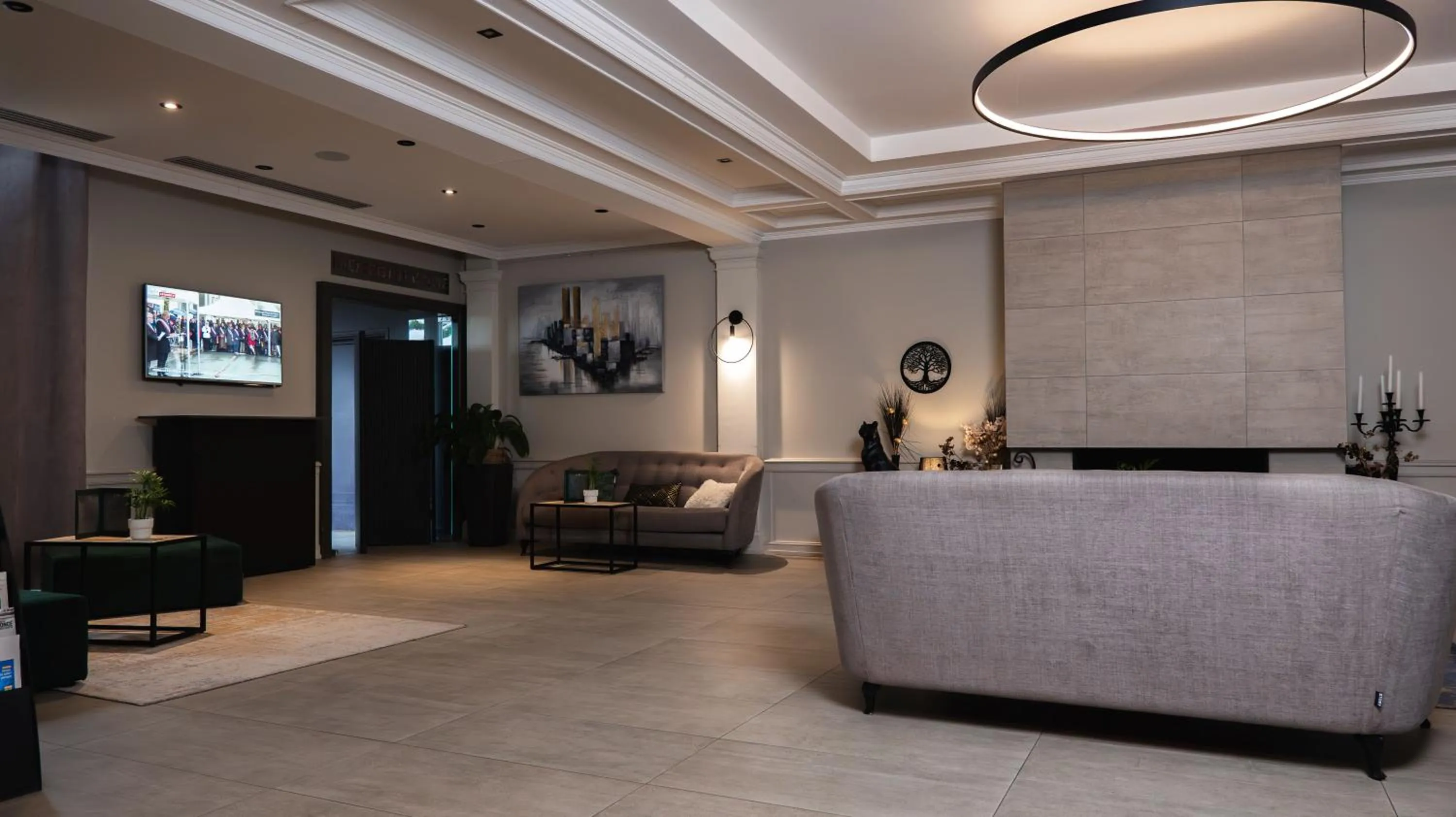 Lounge or bar in Logis Hôtel & Restaurant - Les Tuileries