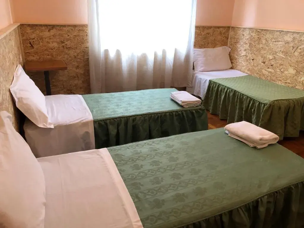 Economy Triple Room with Shared Bathroom in Venice Treviso Airport Bed Economy Triple Room with Shared Bathroom in Venice Treviso Airport Bed