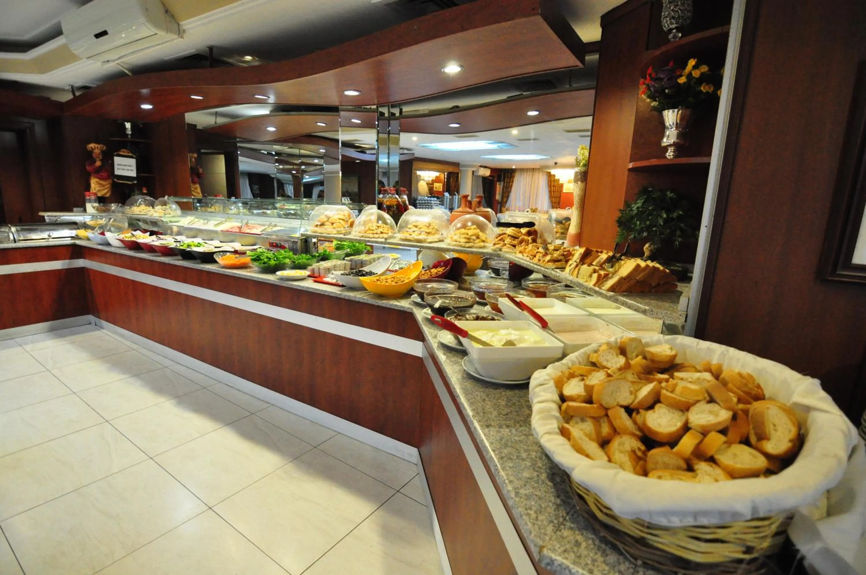 Buffet breakfast in Hotel Buyuk Sahinler