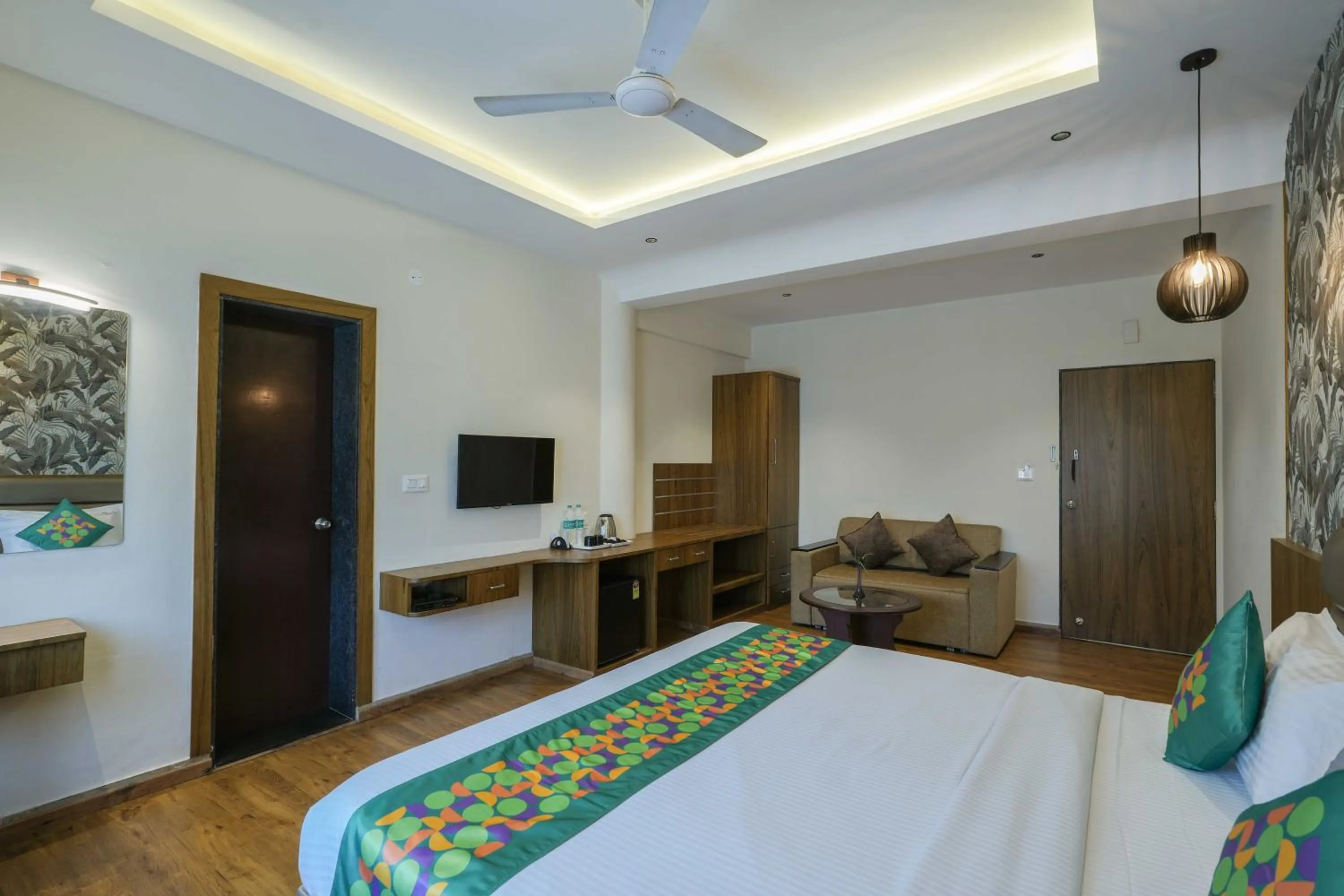 Bedroom, Bed in Treebo Pappilon Palace - PVS Circle