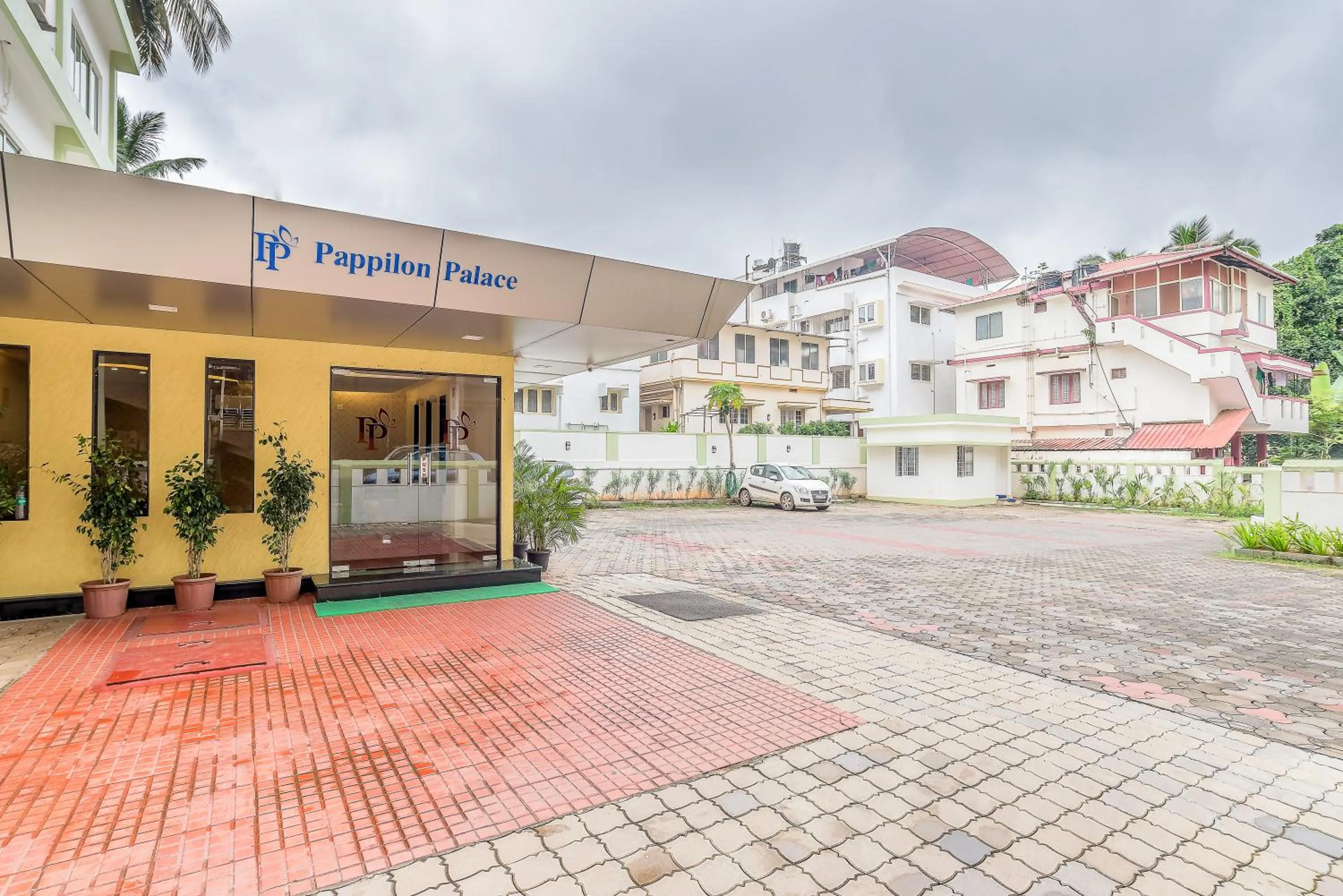 Facade/entrance in Treebo Pappilon Palace - PVS Circle