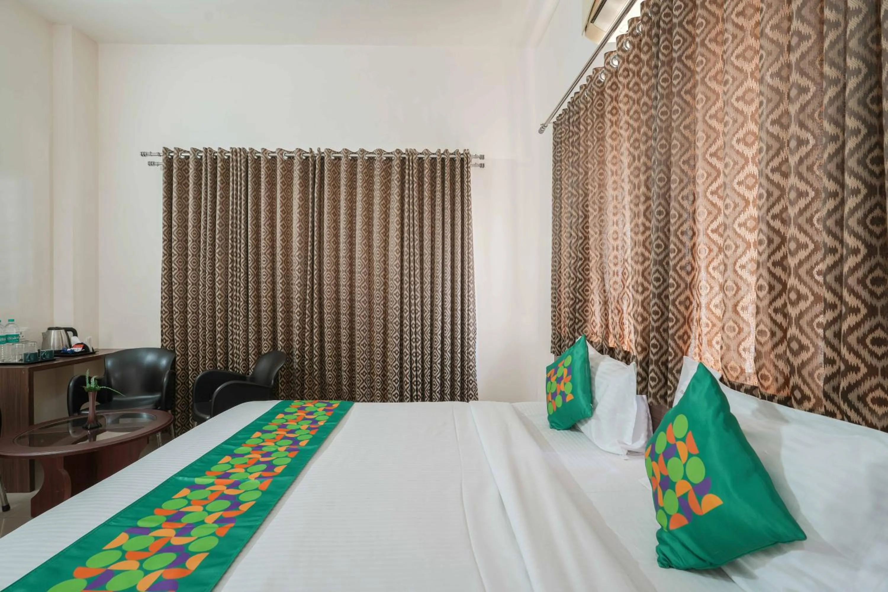 Bedroom, Bed in Treebo Pappilon Palace - PVS Circle