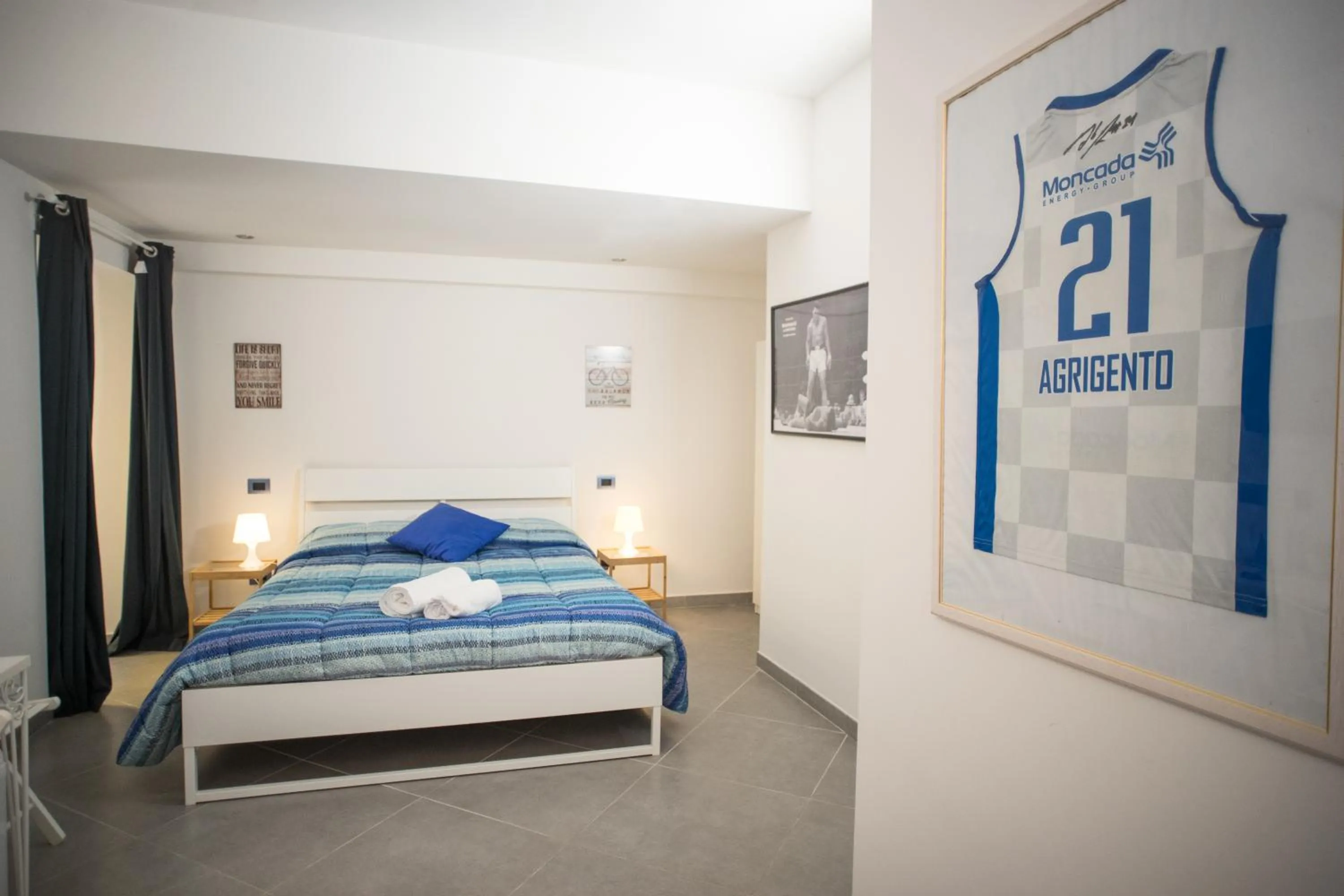 Photo of the whole room, Bed in Hello World