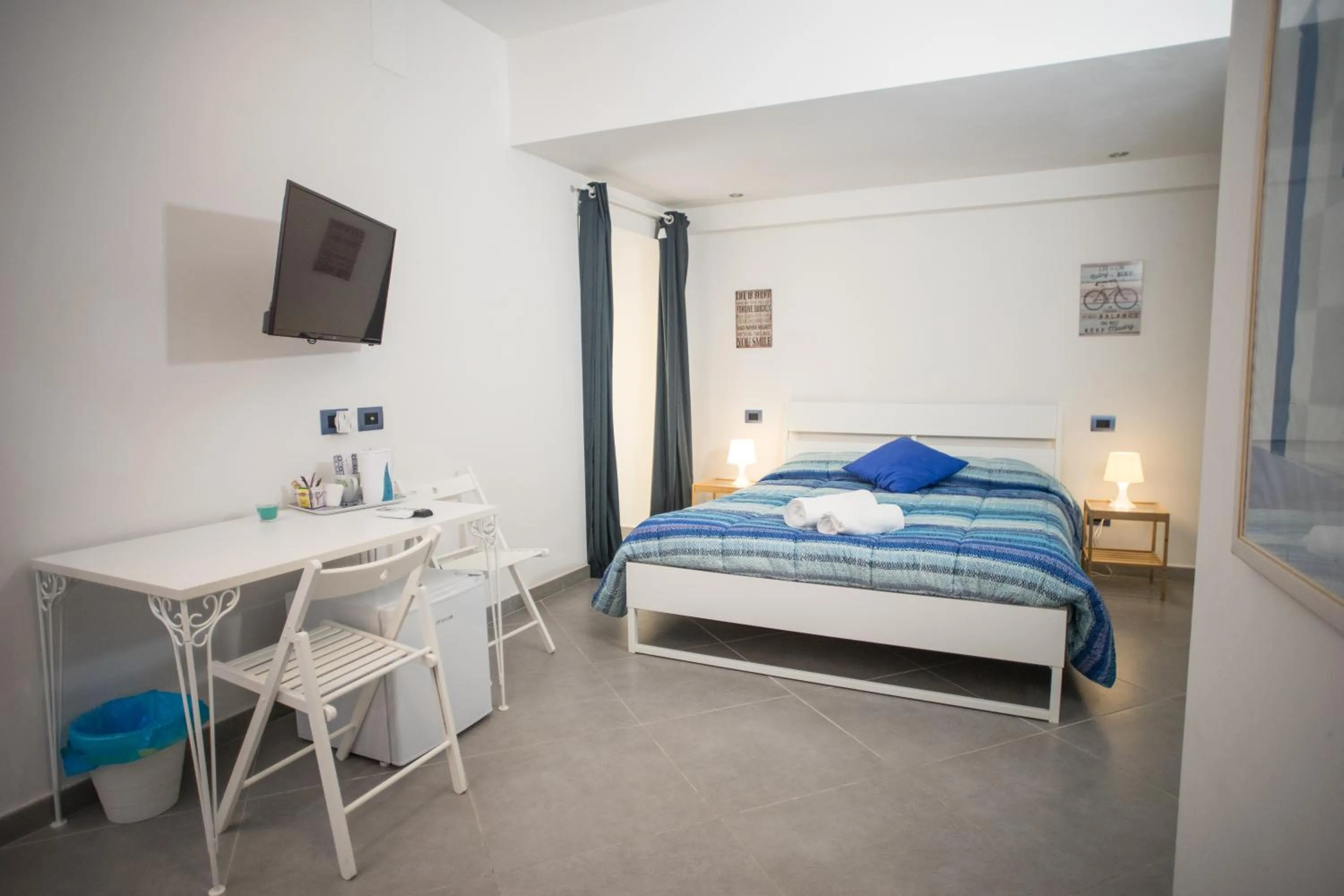 Photo of the whole room, Bed in Hello World