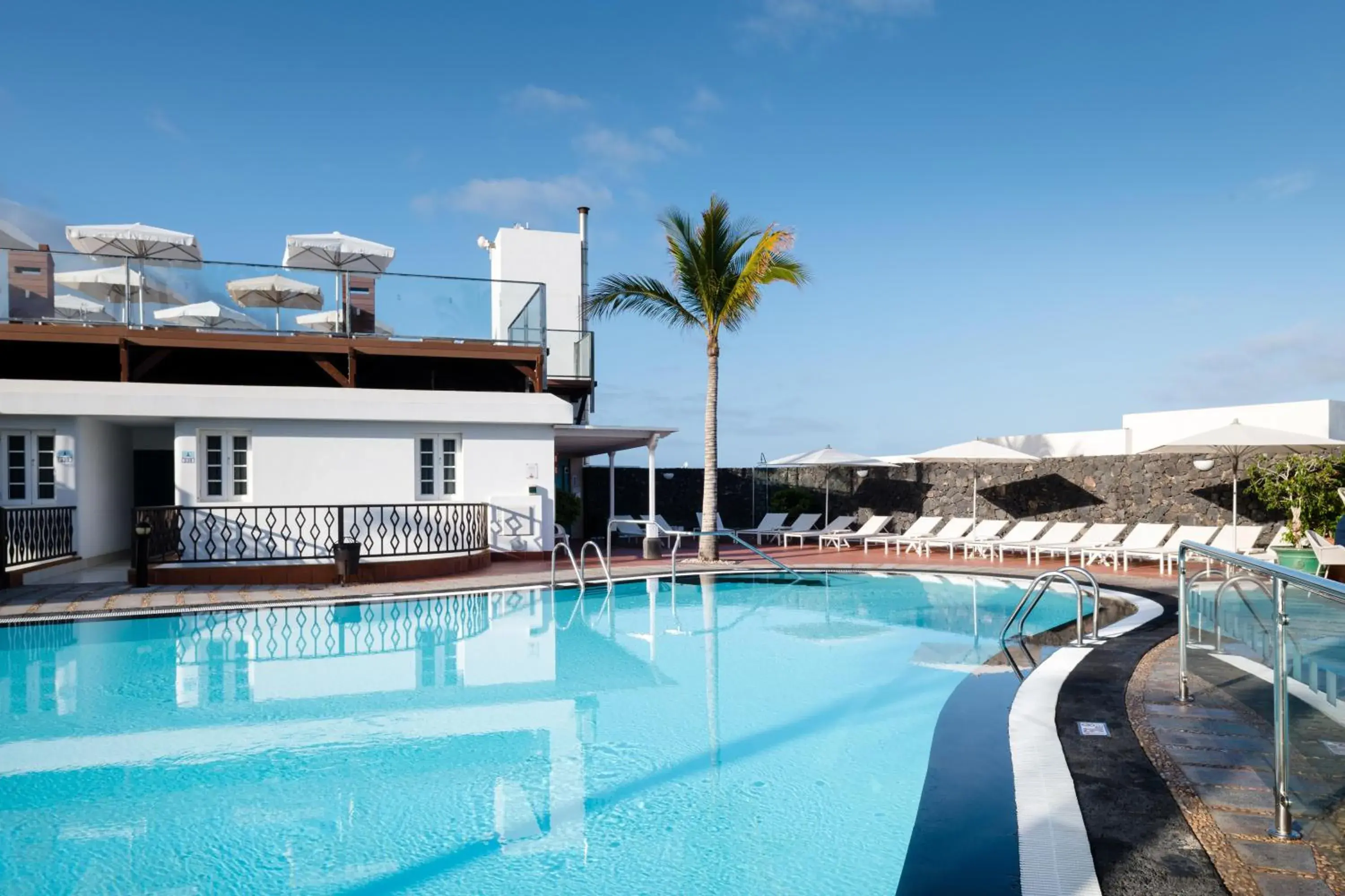 Swimming pool in Plus Fariones Apartamentos Swimming pool in Plus Fariones Apartamentos