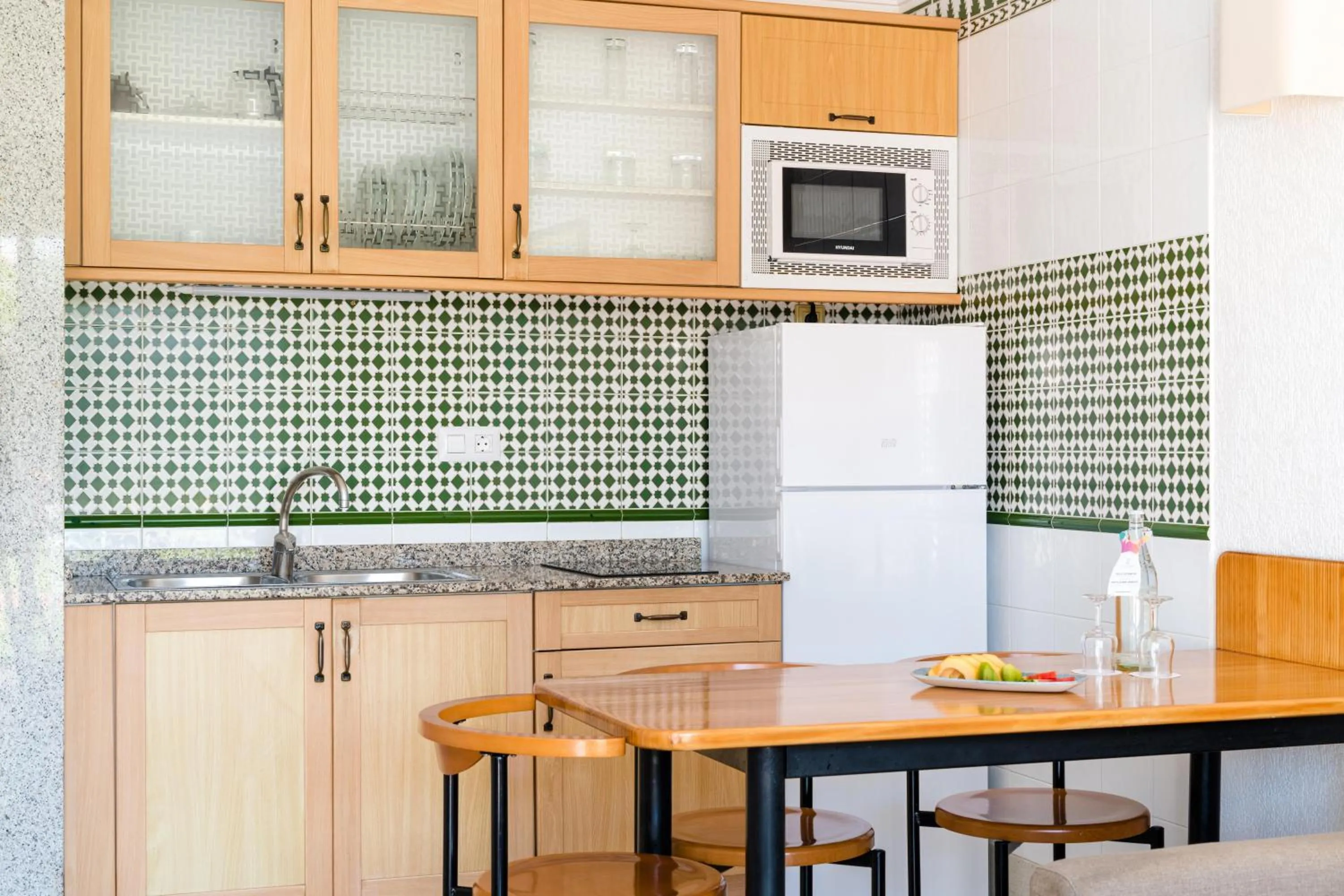 Kitchen or kitchenette in Plus Fariones Apartamentos