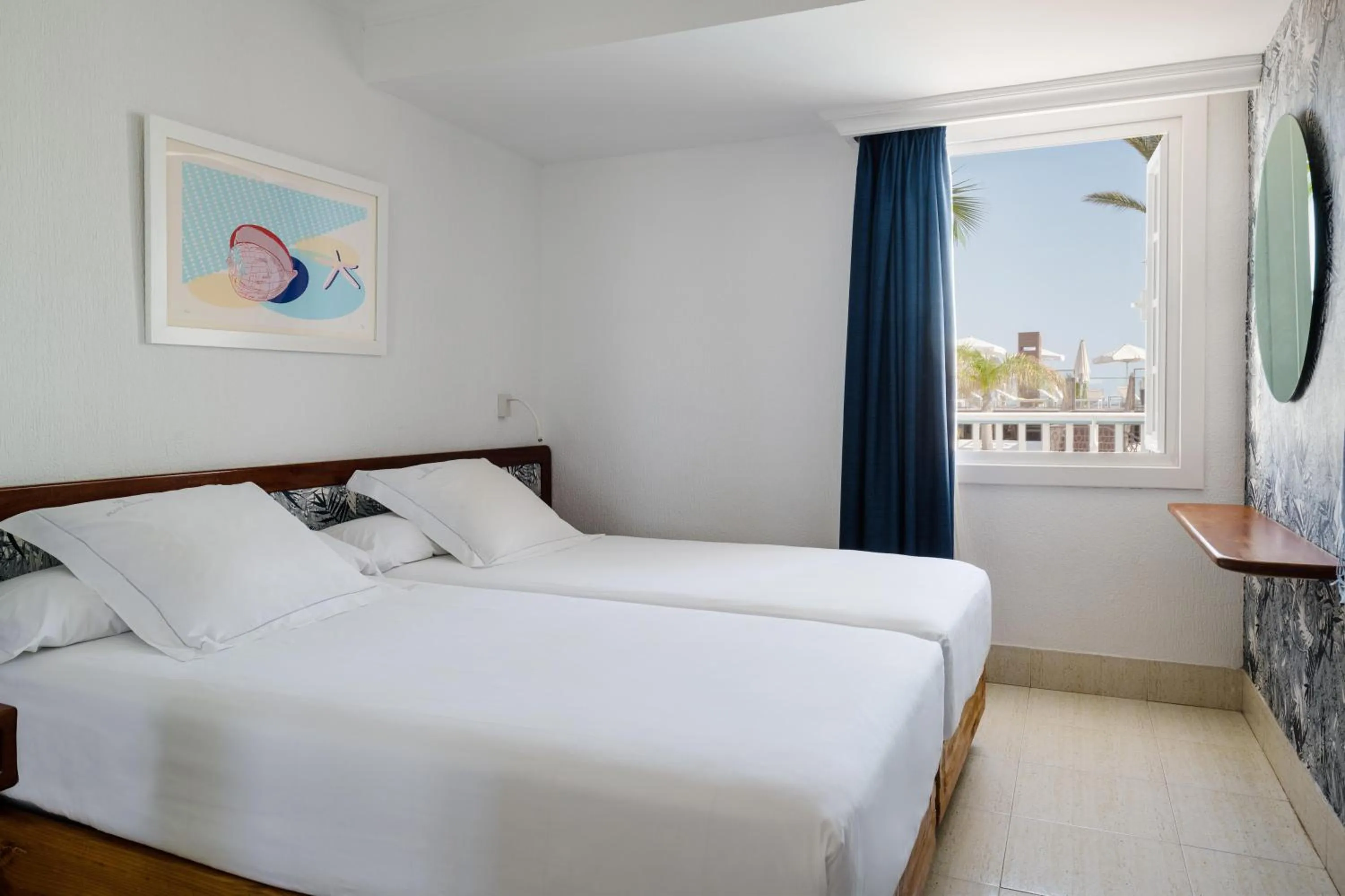 Photo of the whole room, Bed in Plus Fariones Apartamentos