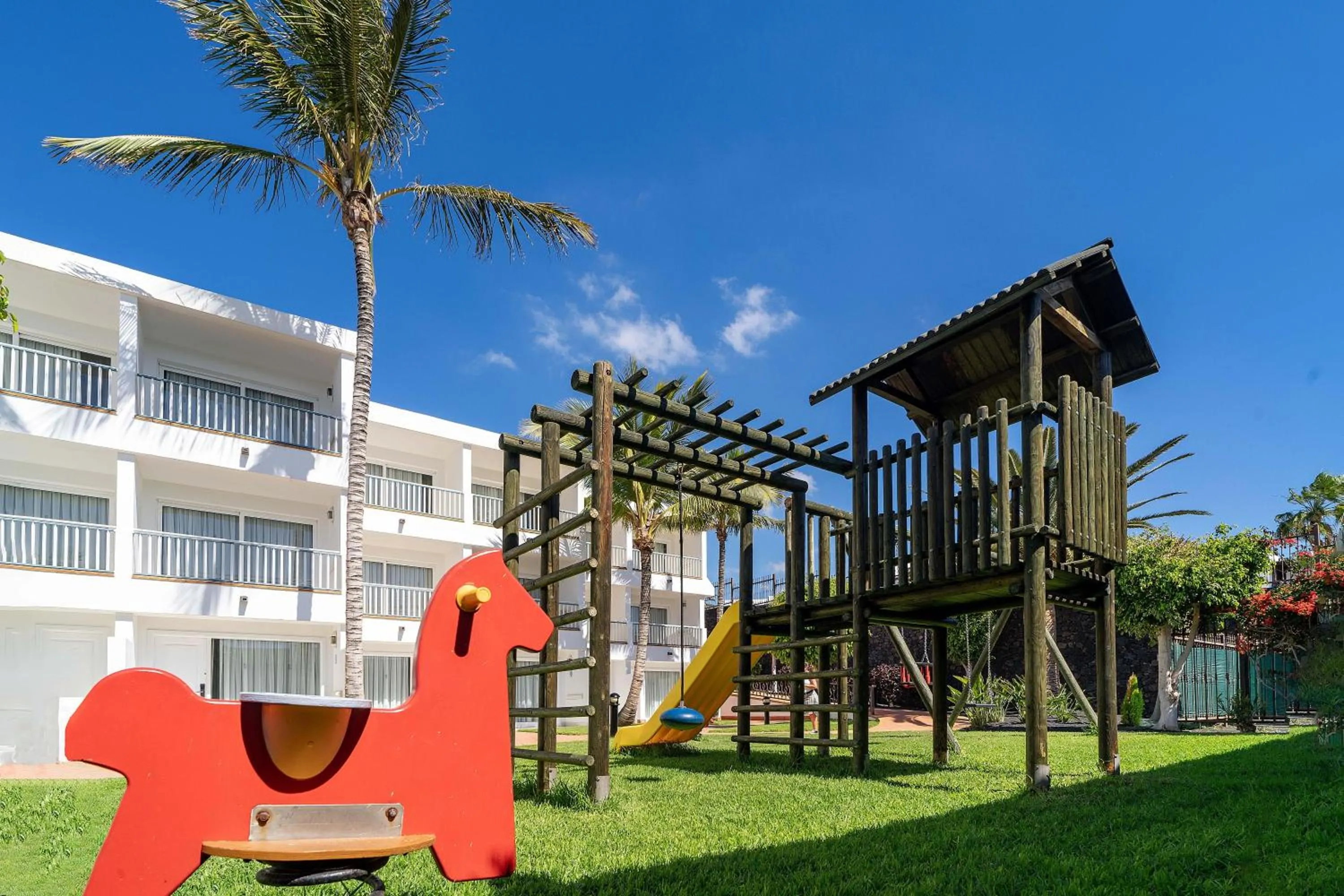 children in Plus Fariones Apartamentos