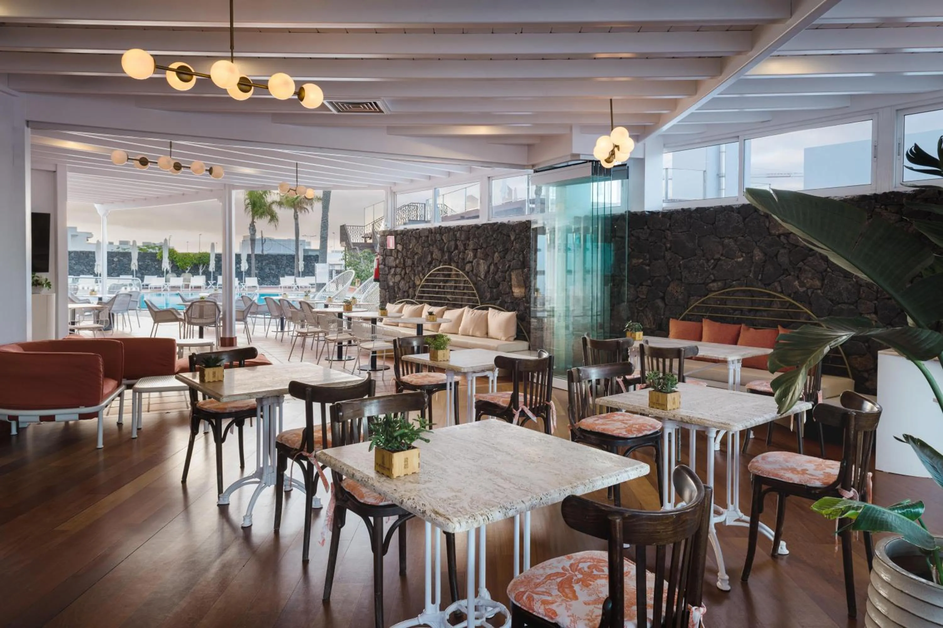 Restaurant/places to eat in Plus Fariones Apartamentos