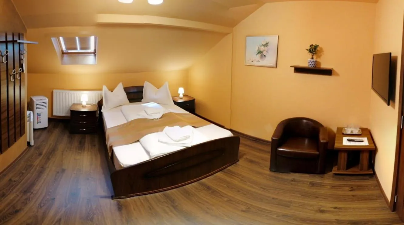 Bed in Pensiunea Muresul