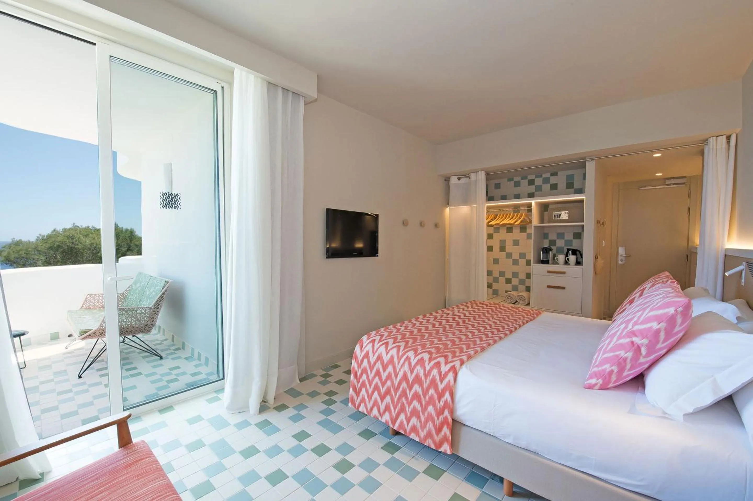 Photo of the whole room, Bed in Inturotel Cala Esmeralda Beach Hotel & Spa - Adults Only