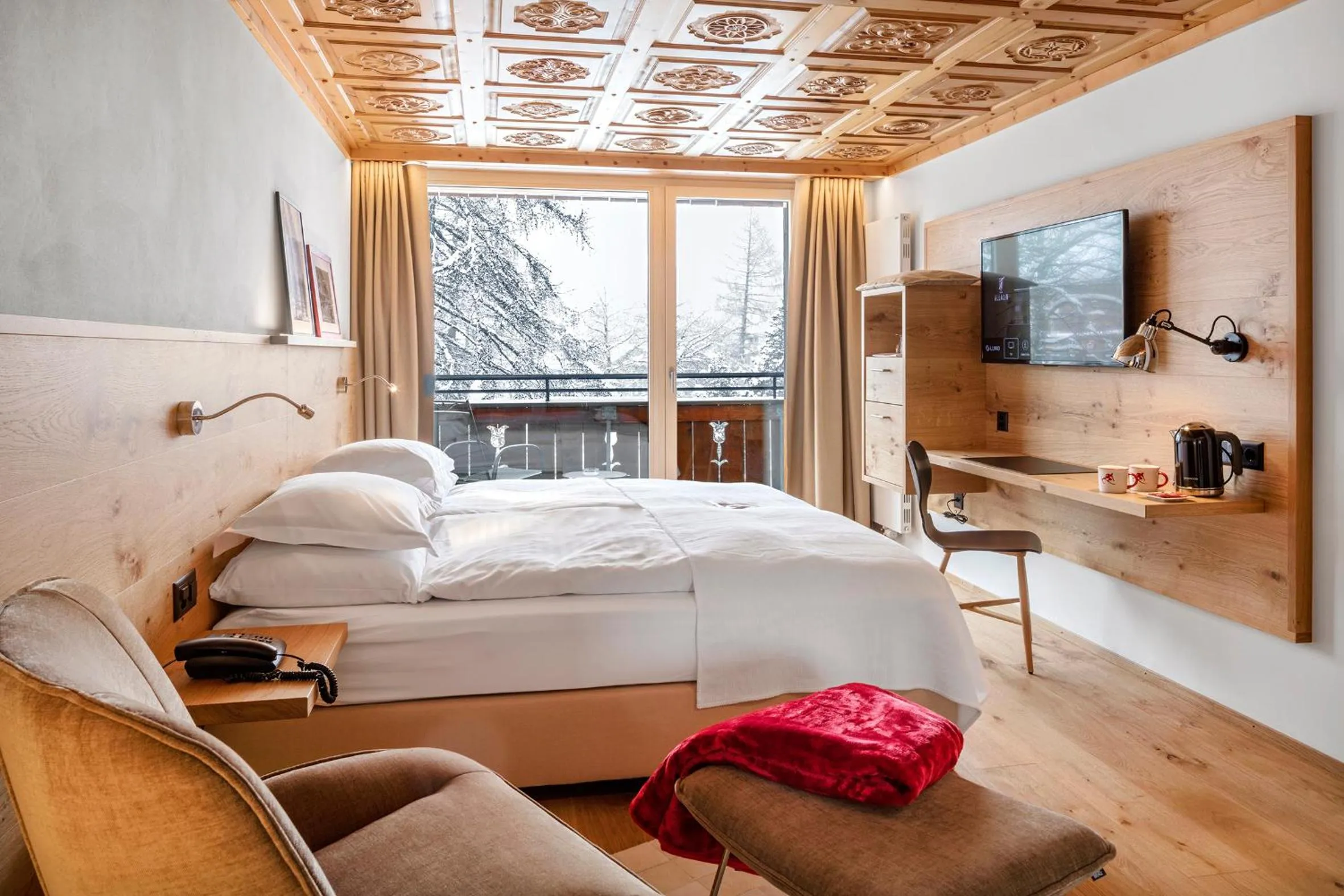 Photo of the whole room, Bed in Swiss Alpine Hotel Allalin