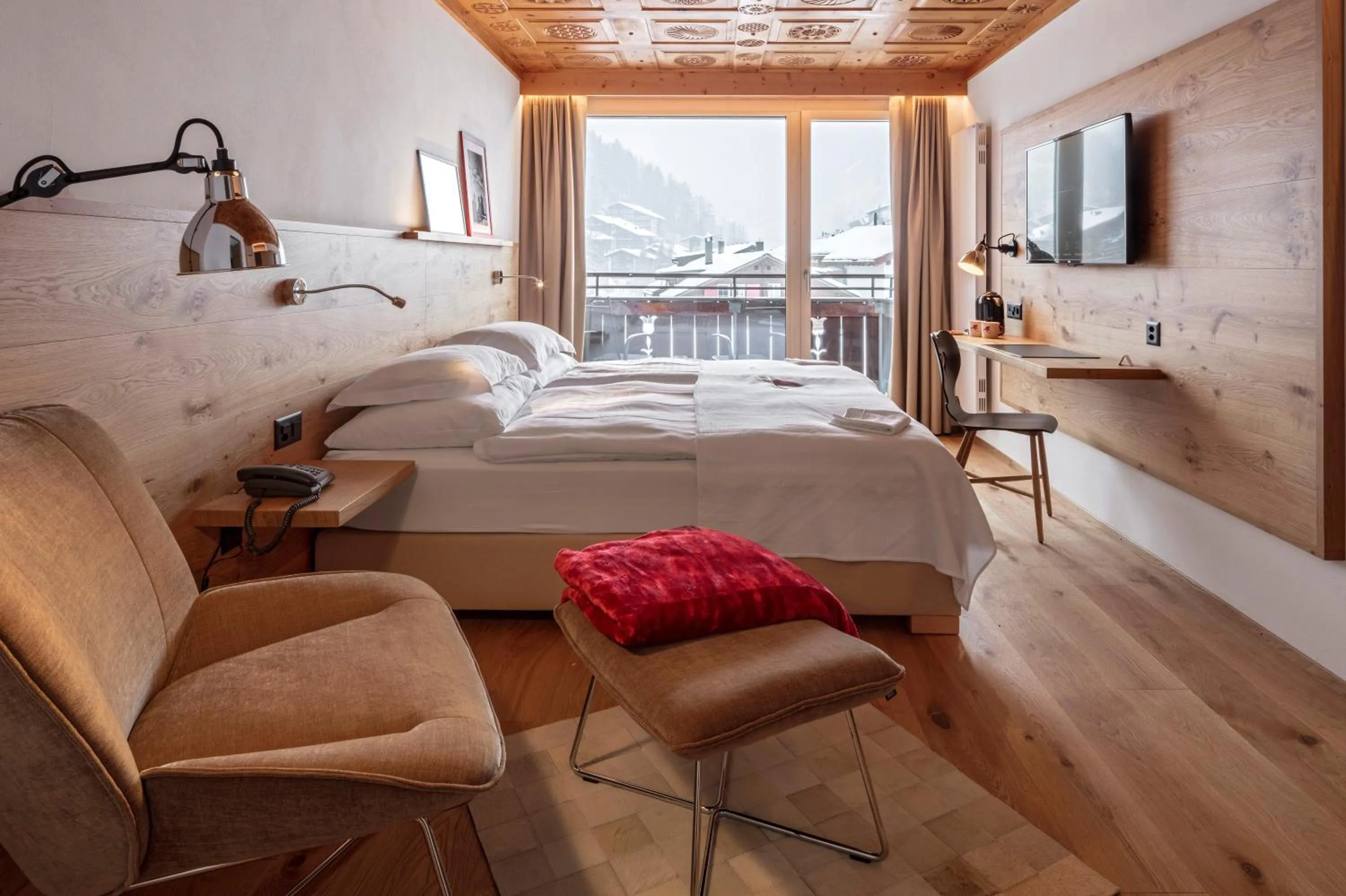 Photo of the whole room, Bed in Swiss Alpine Hotel Allalin