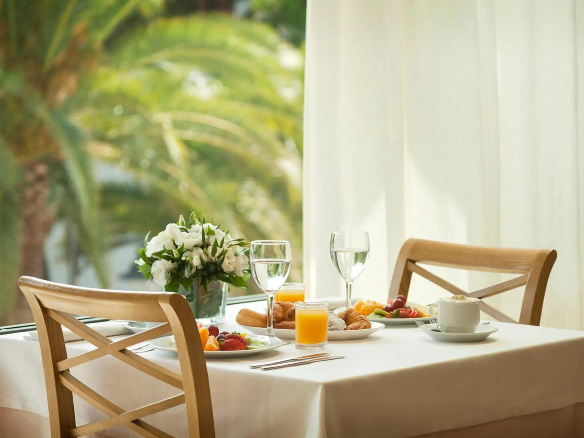 Restaurant/places to eat in Inturotel Esmeralda Park