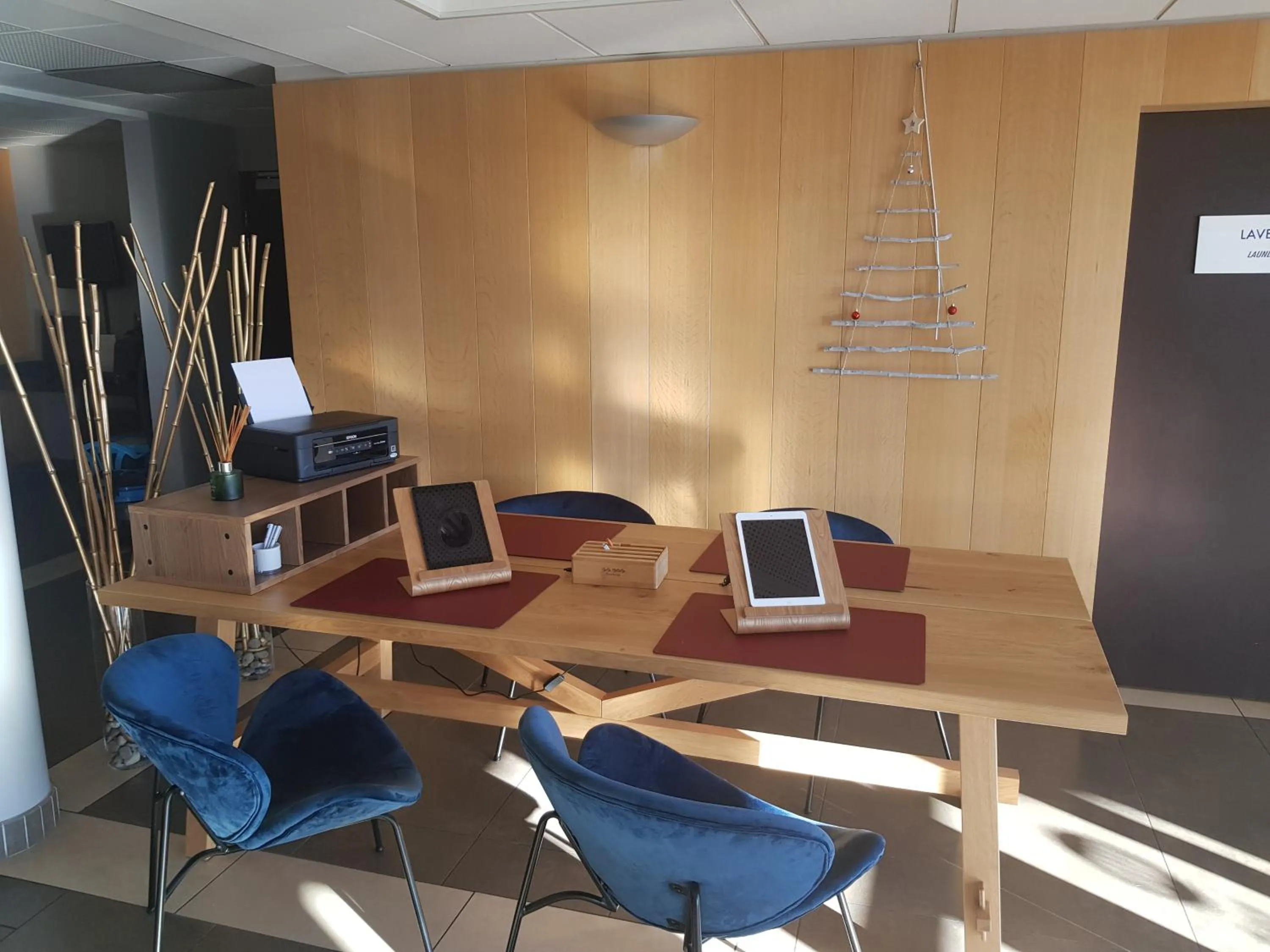 Communal lounge/ TV room in Best Western Park Hotel Geneve-Thoiry