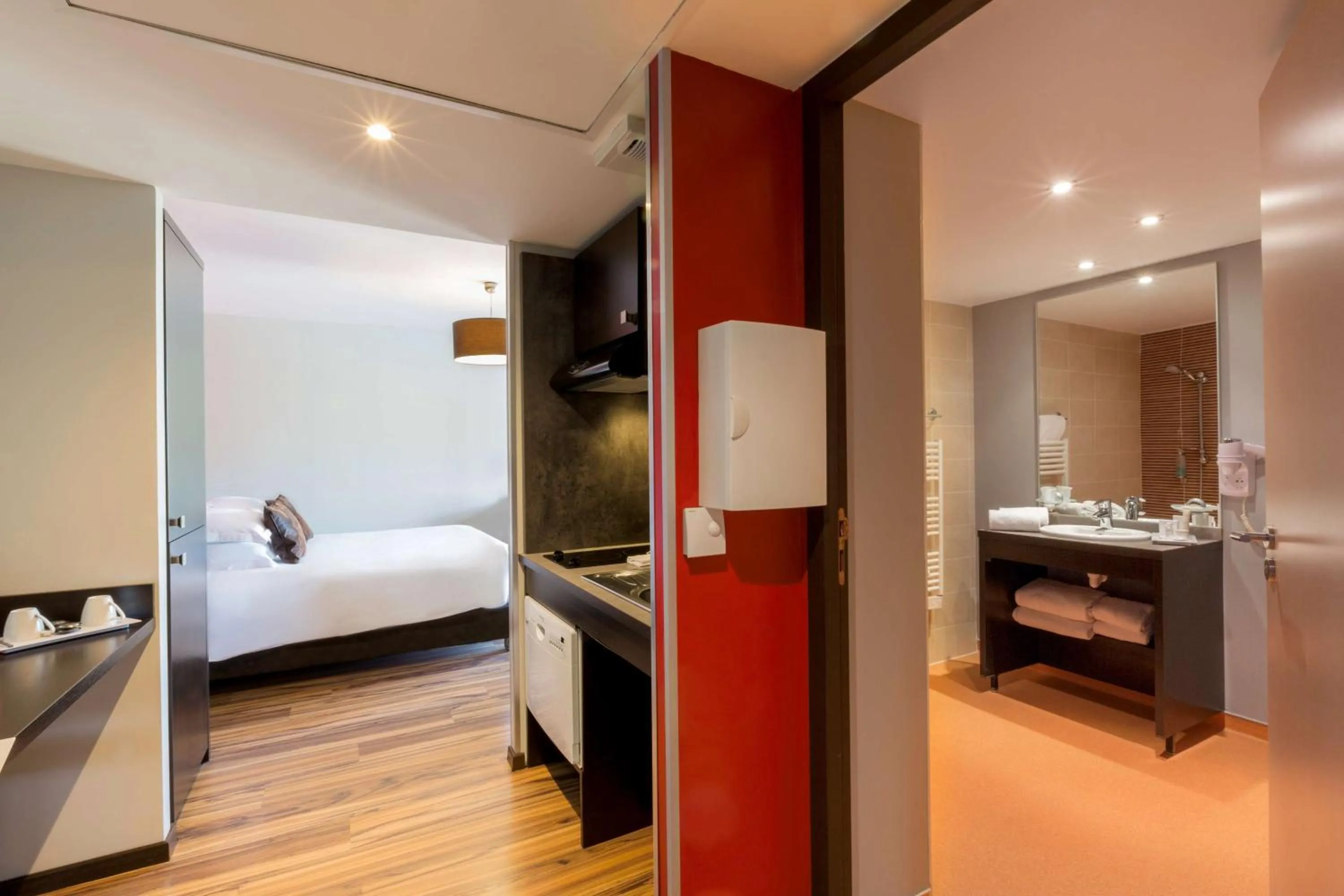 Bathroom, Bed in Best Western Park Hotel Geneve-Thoiry