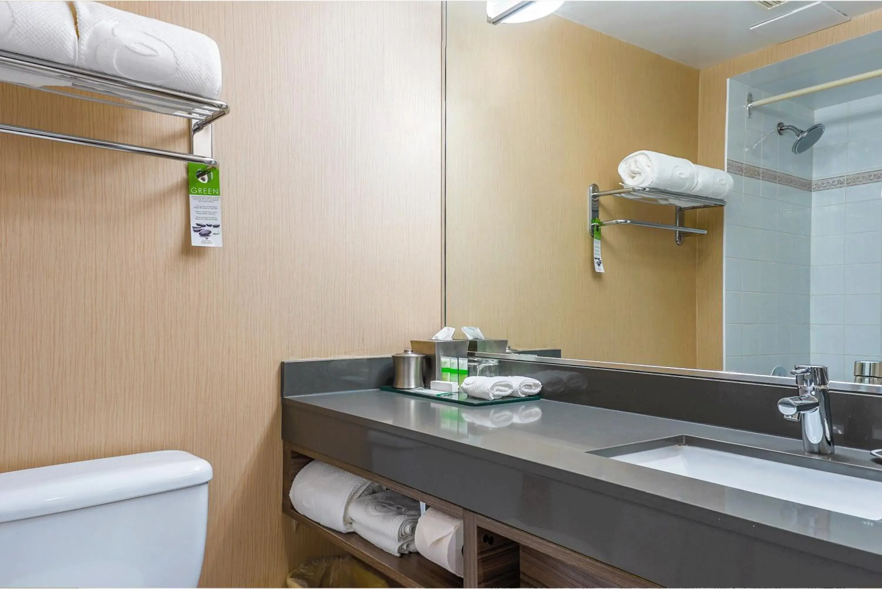 Deluxe Double in Executive Plaza Hotel & Conference Centre, Metro Vancouver Deluxe Double in Executive Plaza Hotel & Conference Centre, Metro Vancouver