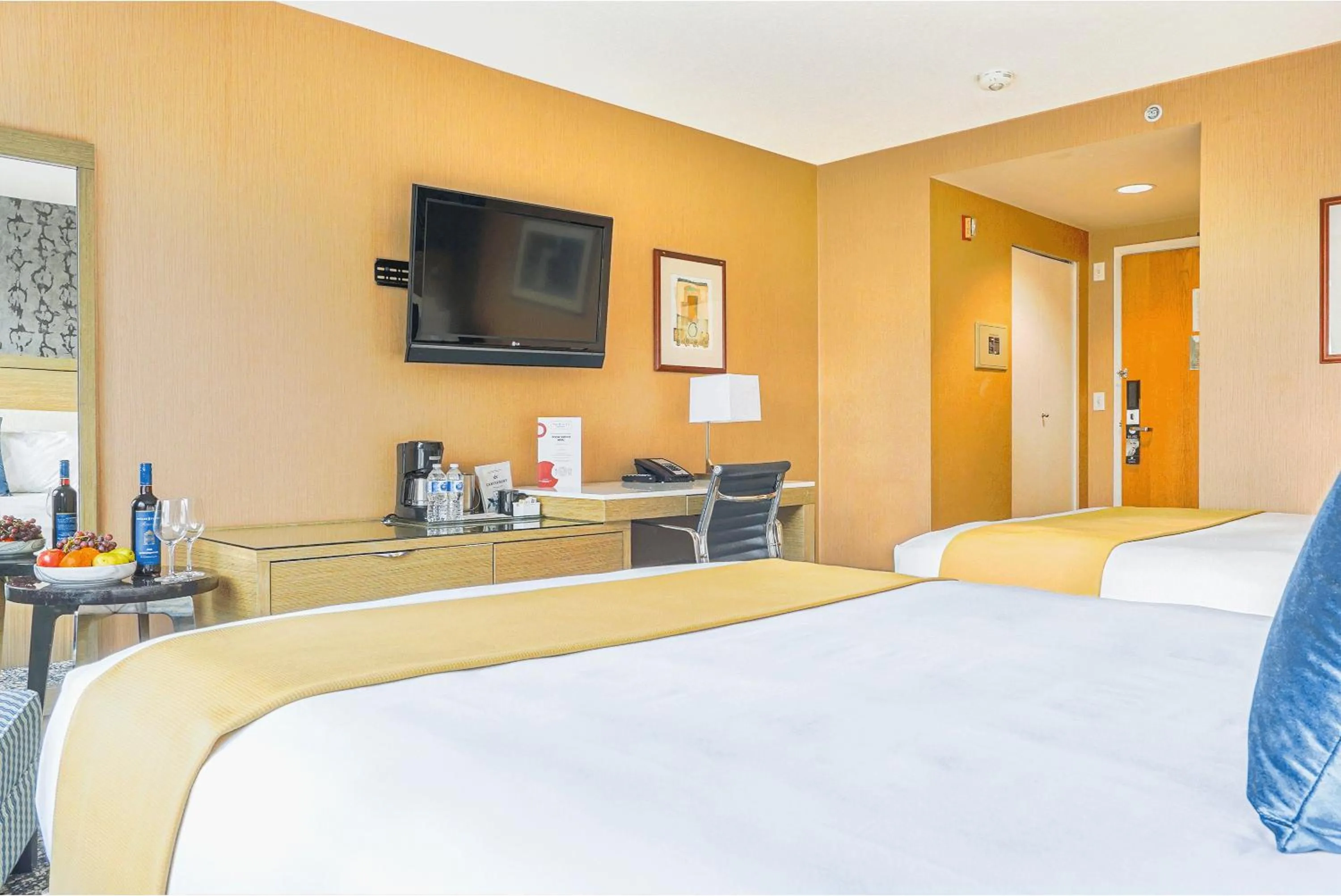 Bed in Executive Plaza Hotel & Conference Centre, Metro Vancouver