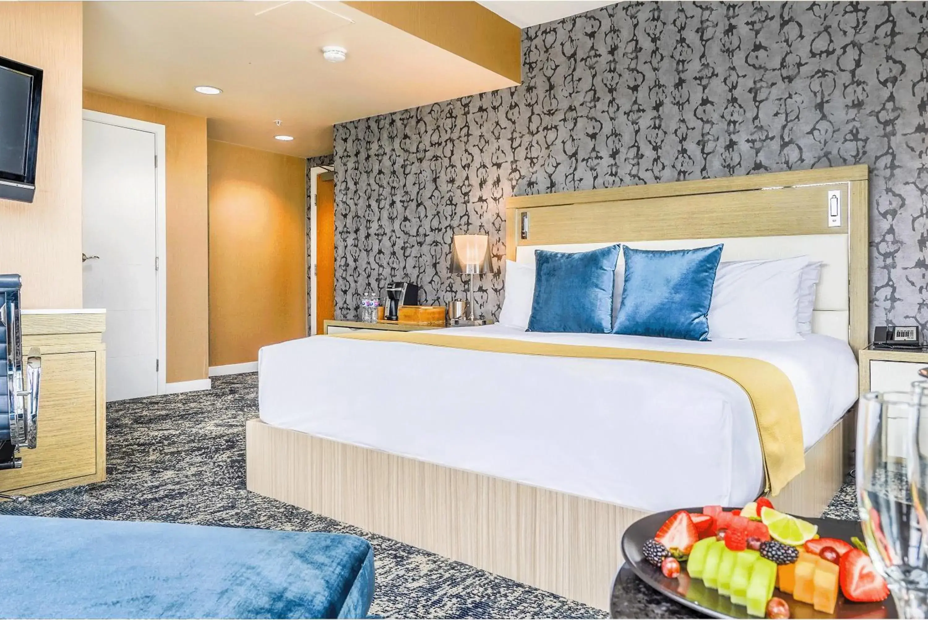 Bed in Executive Plaza Hotel & Conference Centre, Metro Vancouver Bed in Executive Plaza Hotel & Conference Centre, Metro Vancouver