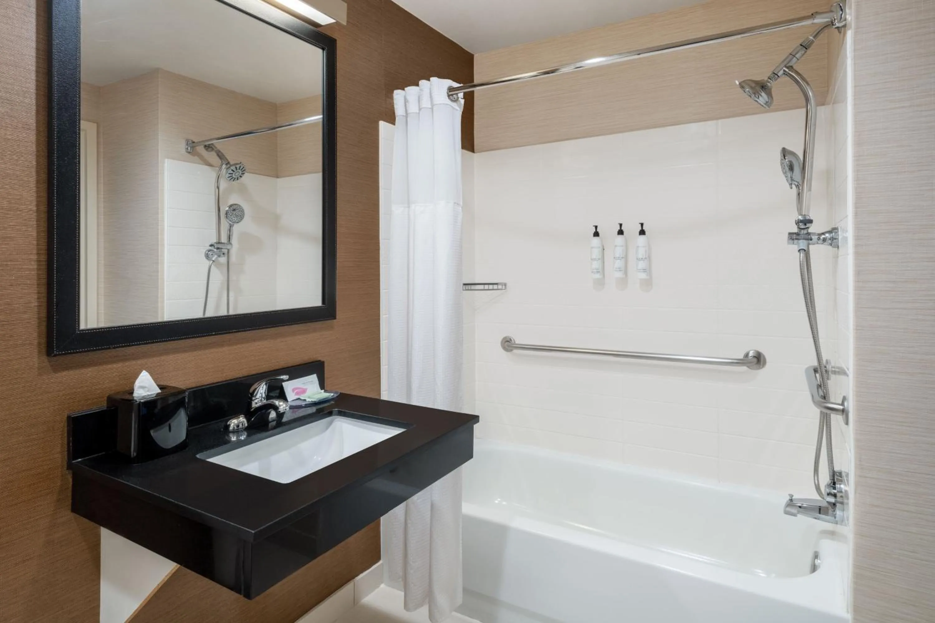 Bathroom in Fairfield Inn & Suites by Marriott Denver Aurora/Medical Center