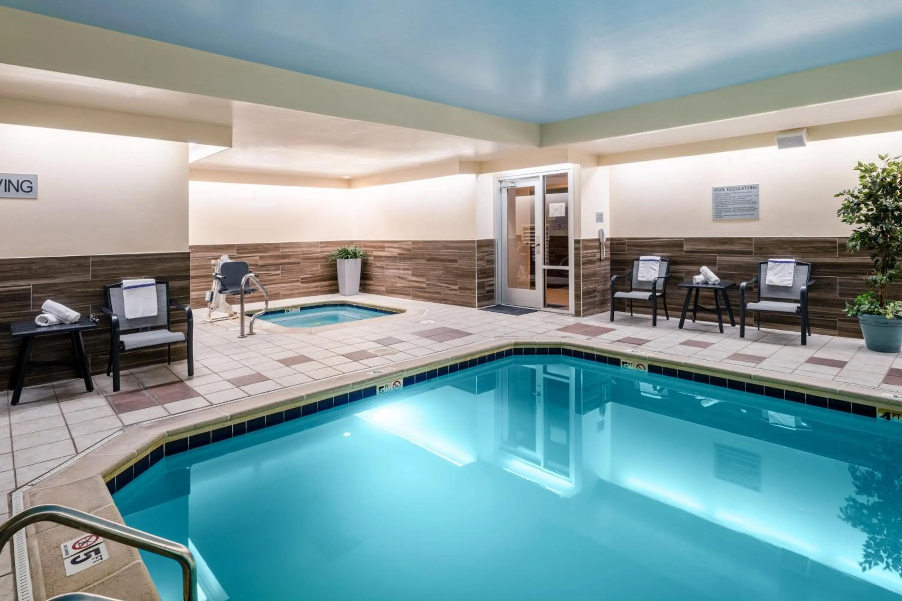 Swimming pool in Fairfield Inn & Suites by Marriott Denver Aurora/Medical Center