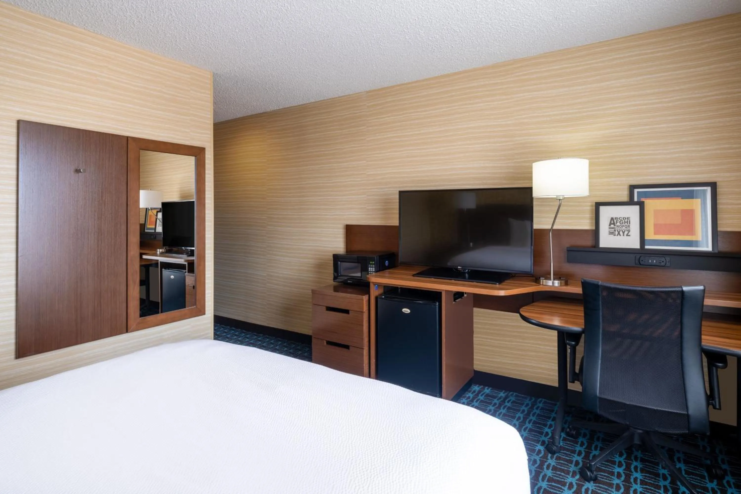 Photo of the whole room, Bed in Fairfield Inn & Suites by Marriott Denver Aurora/Medical Center