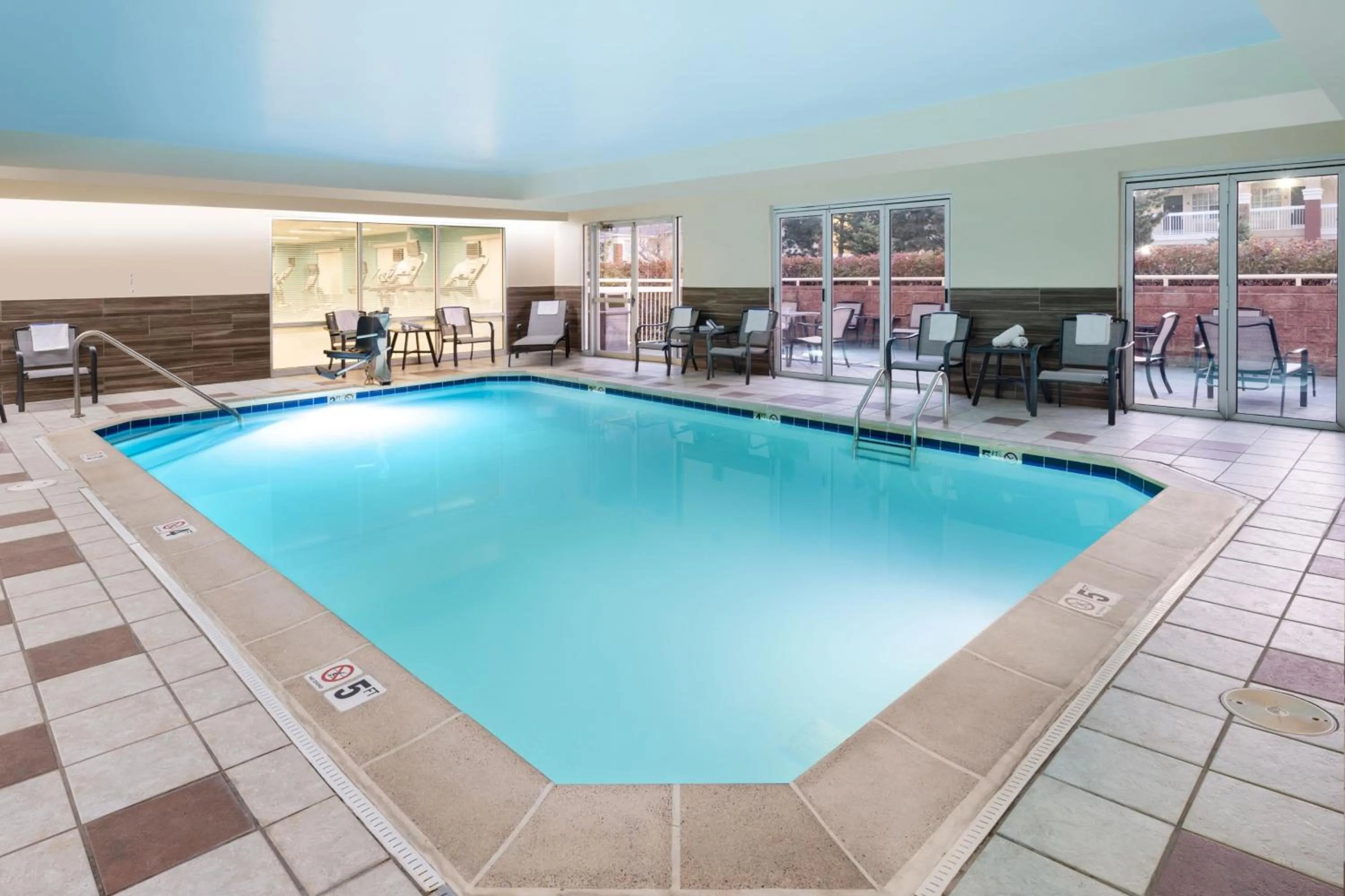Swimming pool in Fairfield Inn & Suites by Marriott Denver Aurora/Medical Center