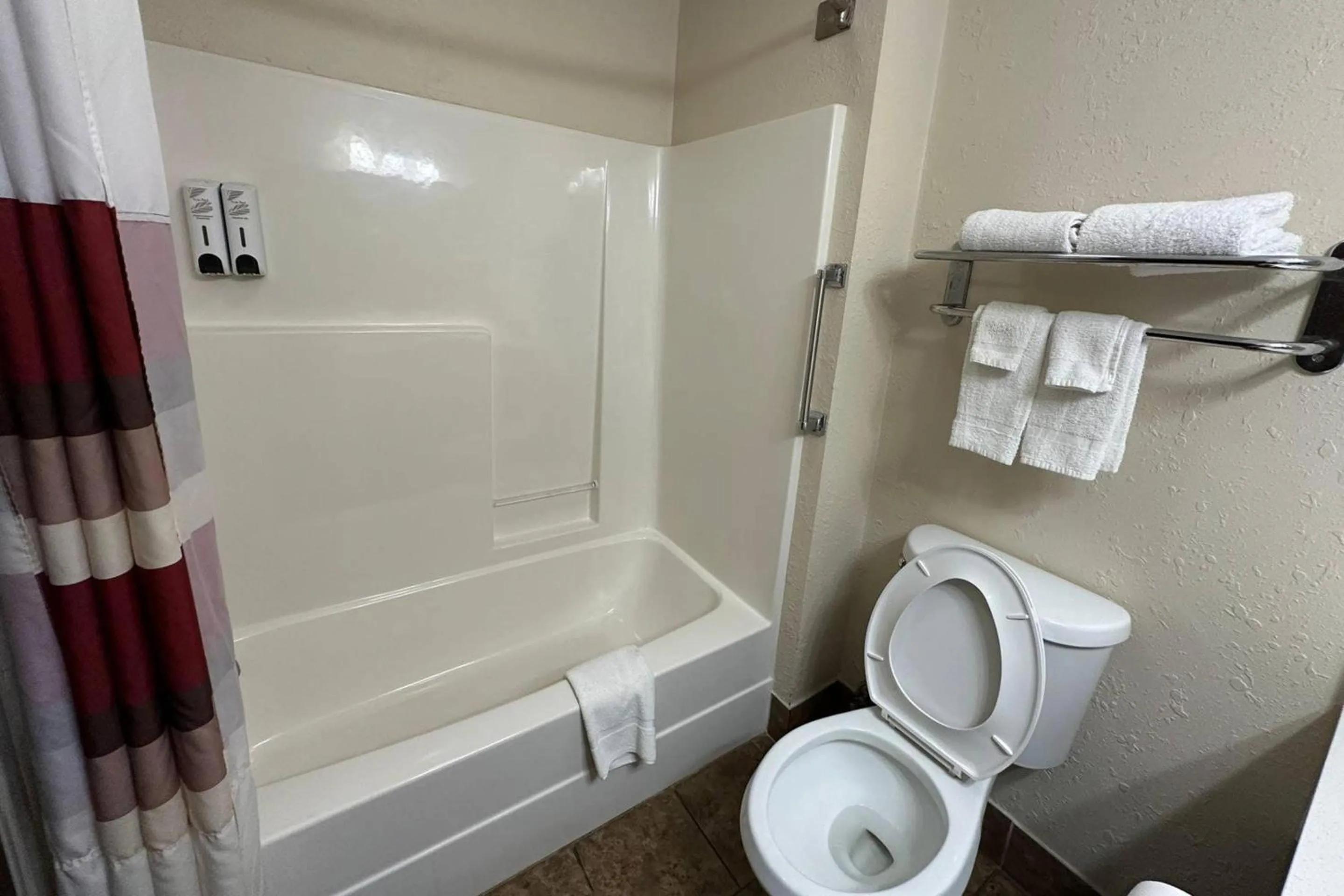 Bedroom in Econo Lodge Inn & Suites