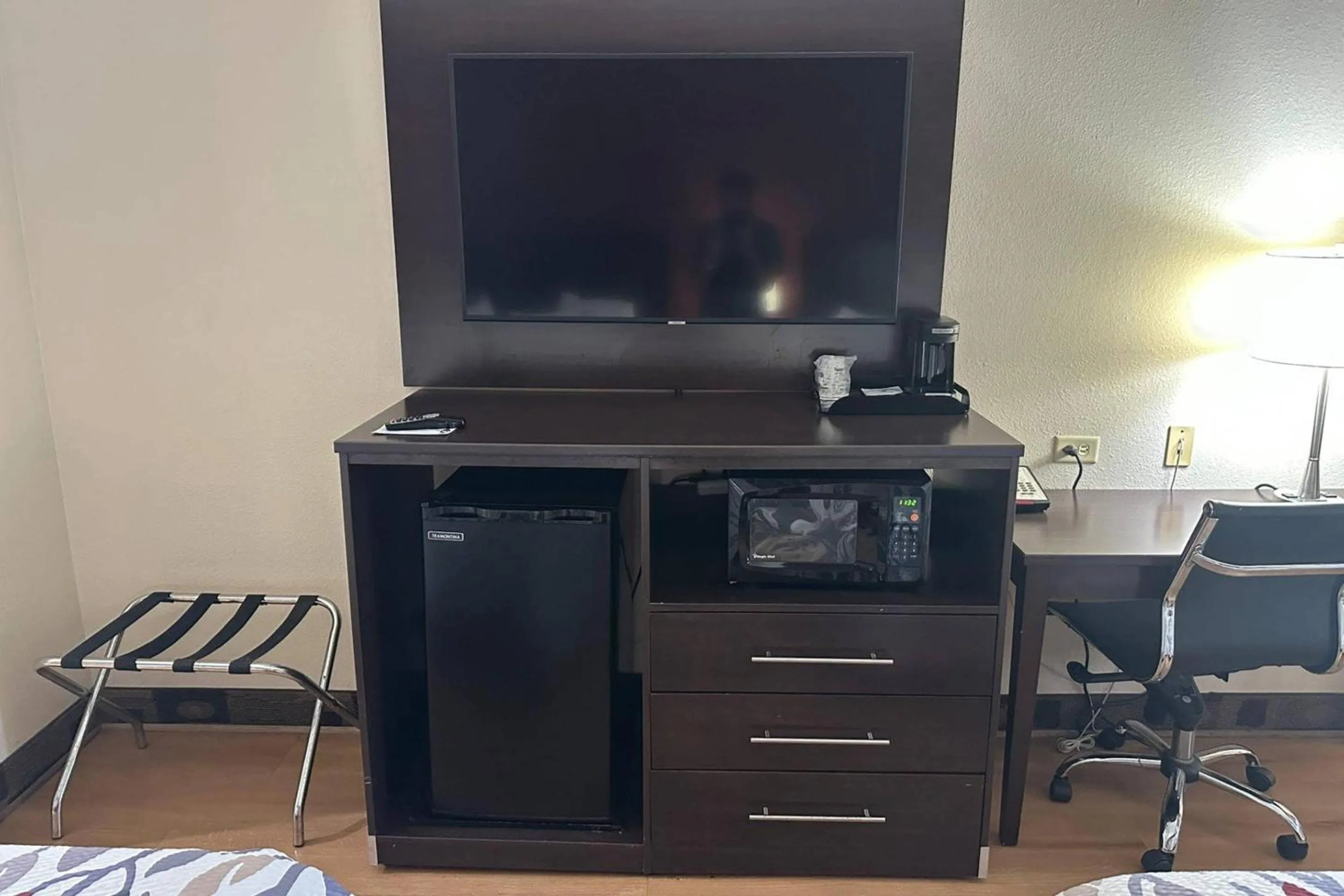 Bedroom in Econo Lodge Inn & Suites