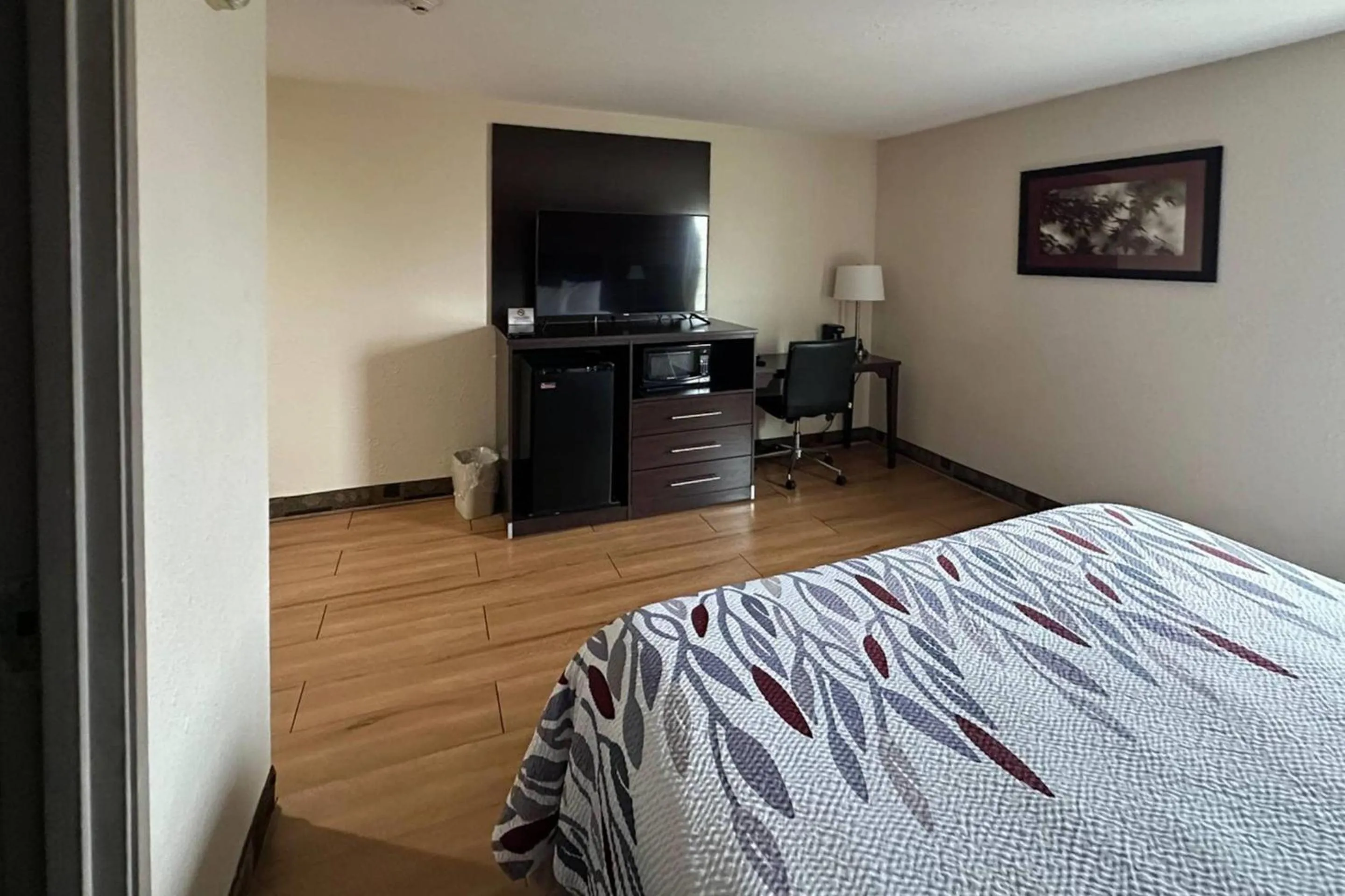Bedroom, Bed in Econo Lodge Inn & Suites