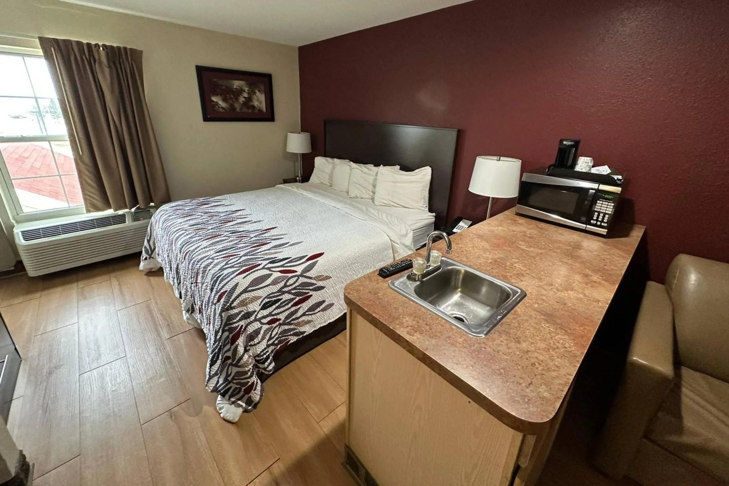 Bedroom, Bed in Econo Lodge Inn & Suites