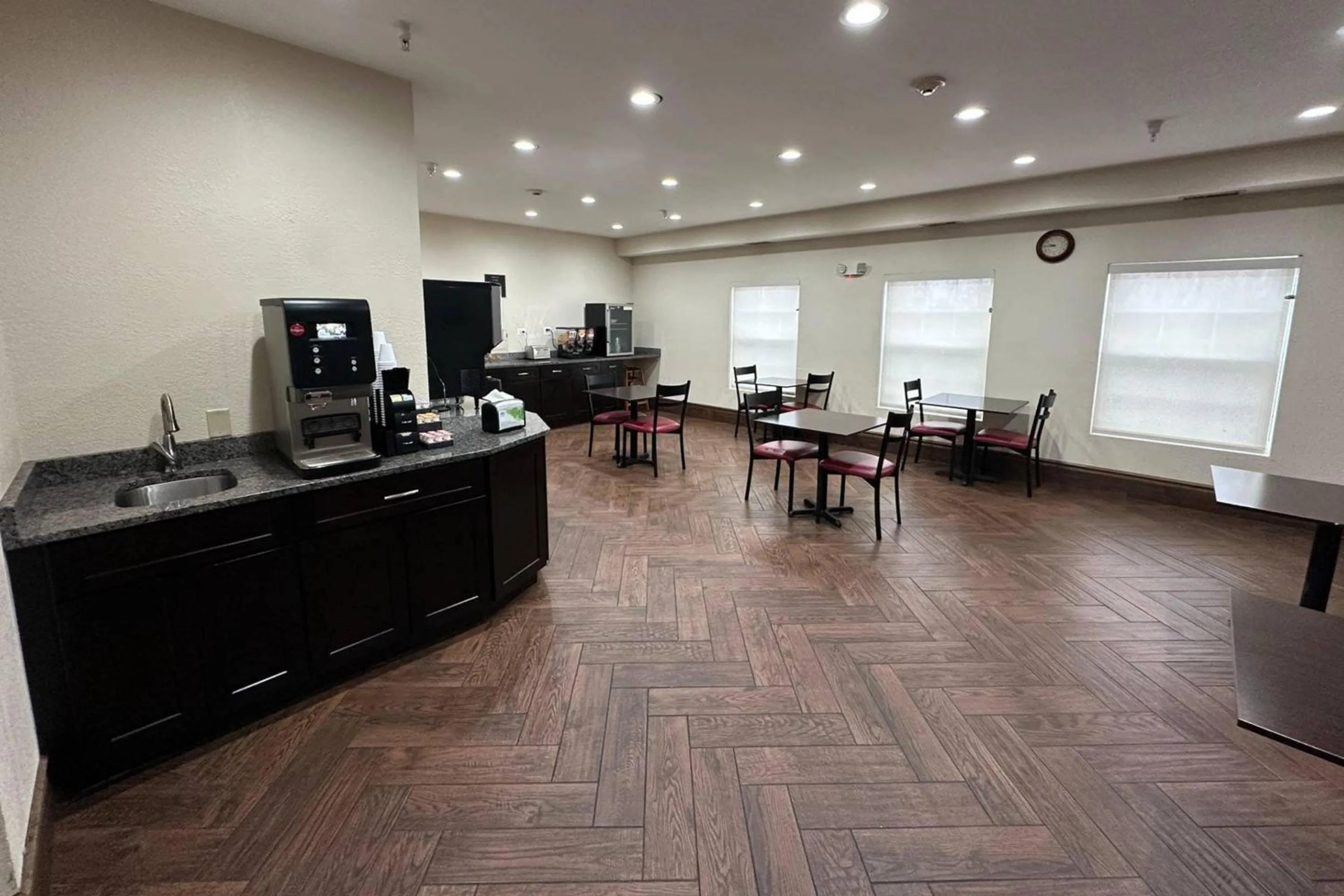 Breakfast in Econo Lodge Inn & Suites