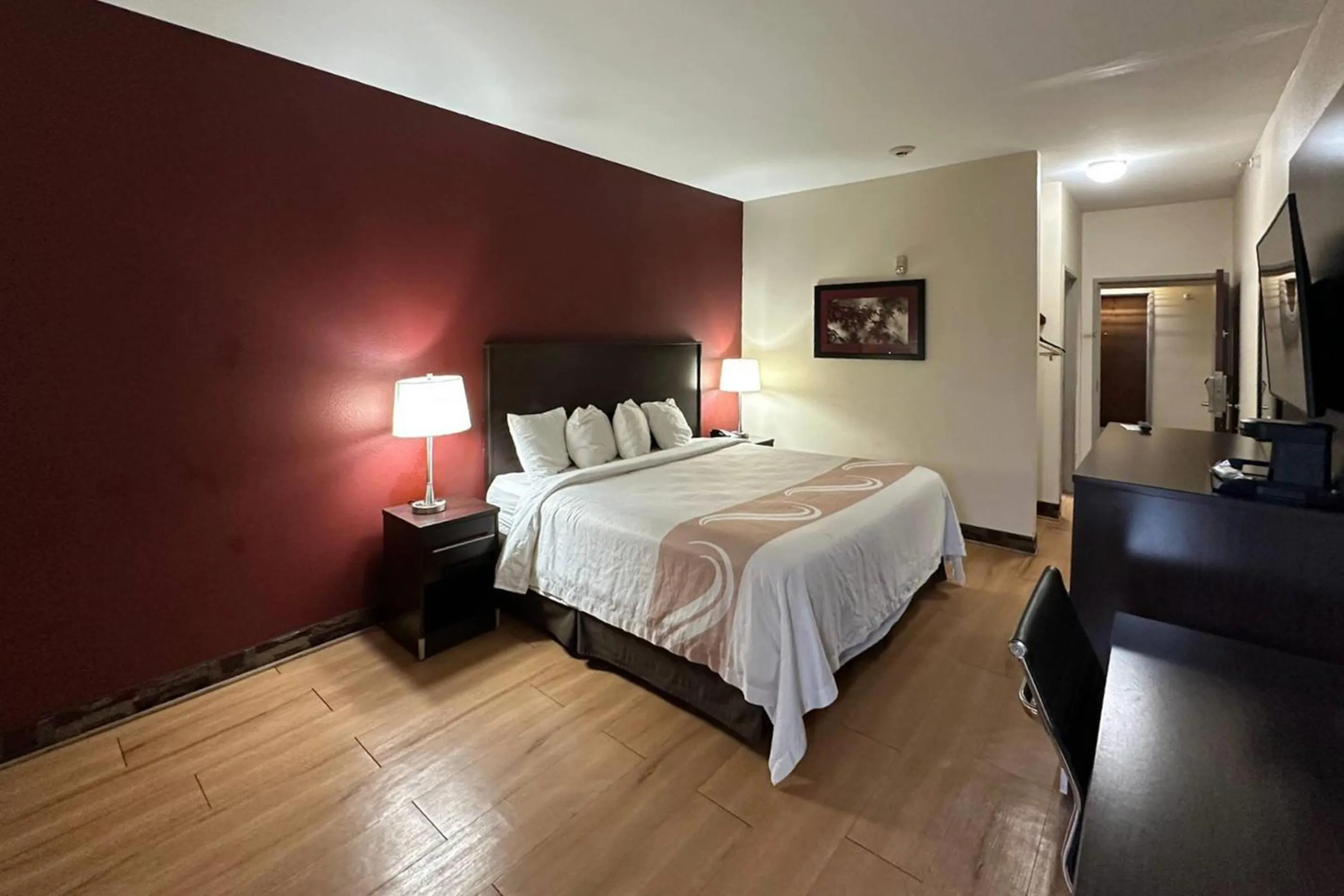 Bedroom, Bed in Econo Lodge Inn & Suites