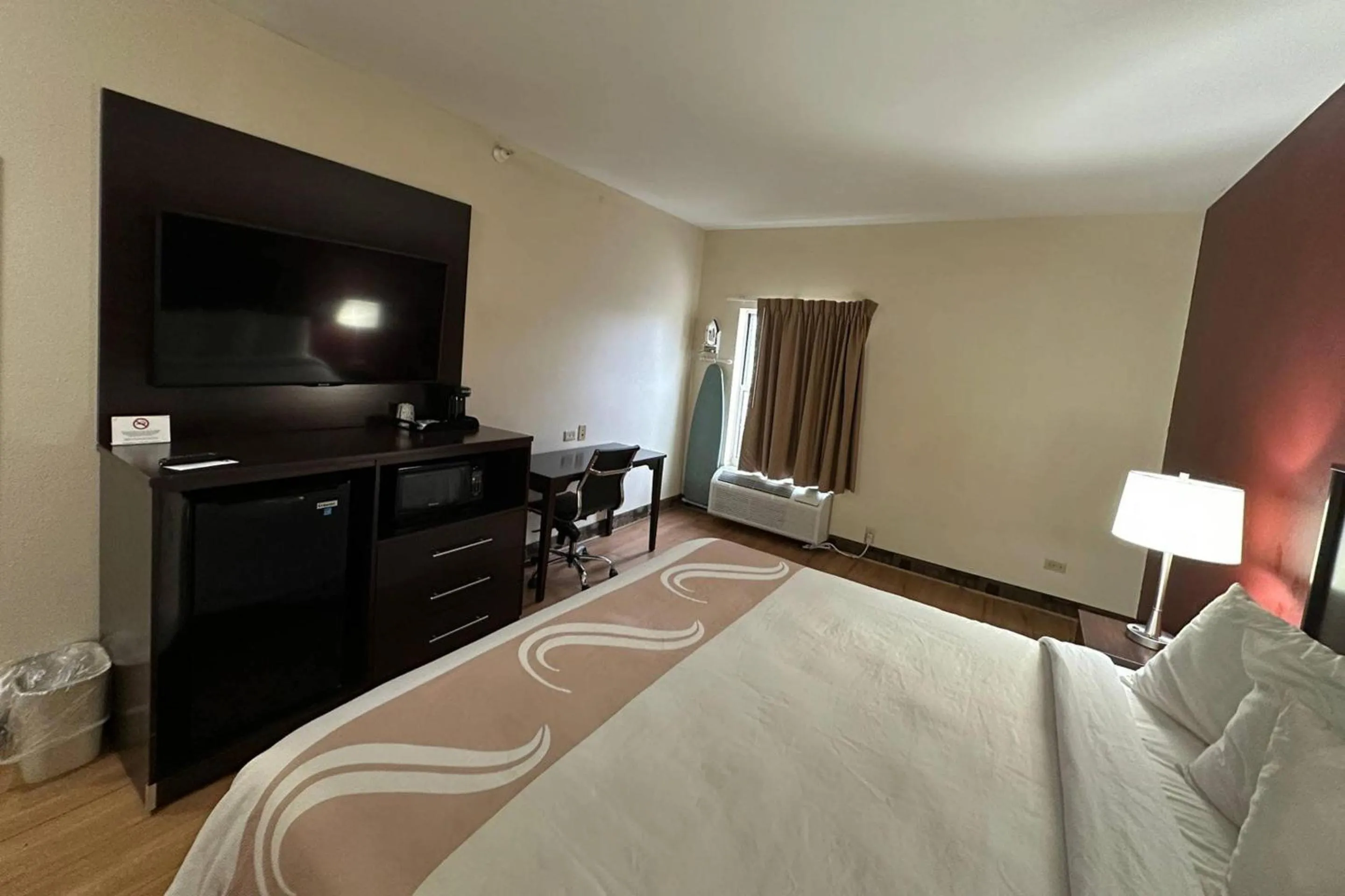 Bedroom, Bed in Econo Lodge Inn & Suites