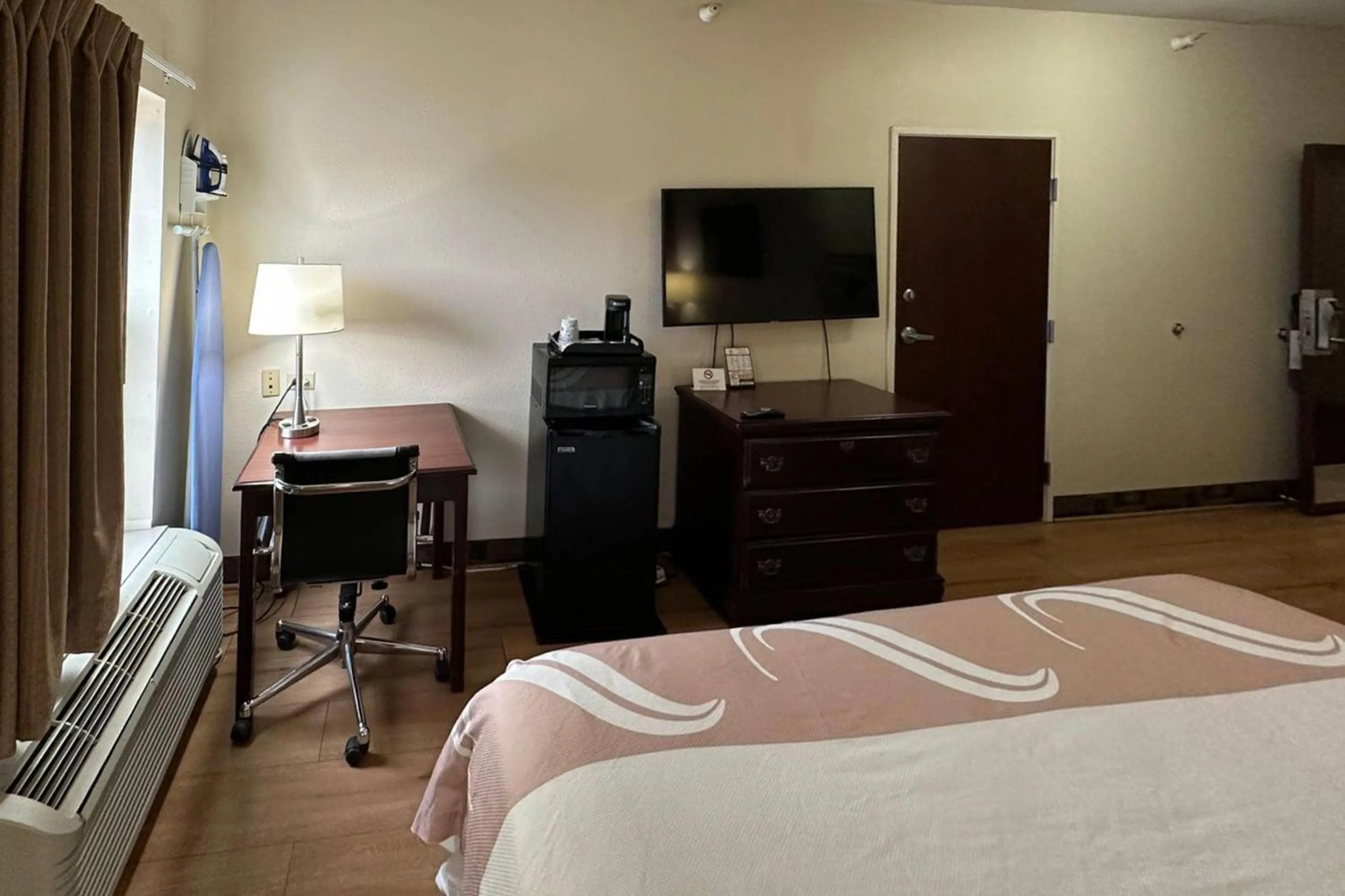 Bedroom, Bed in Econo Lodge Inn & Suites