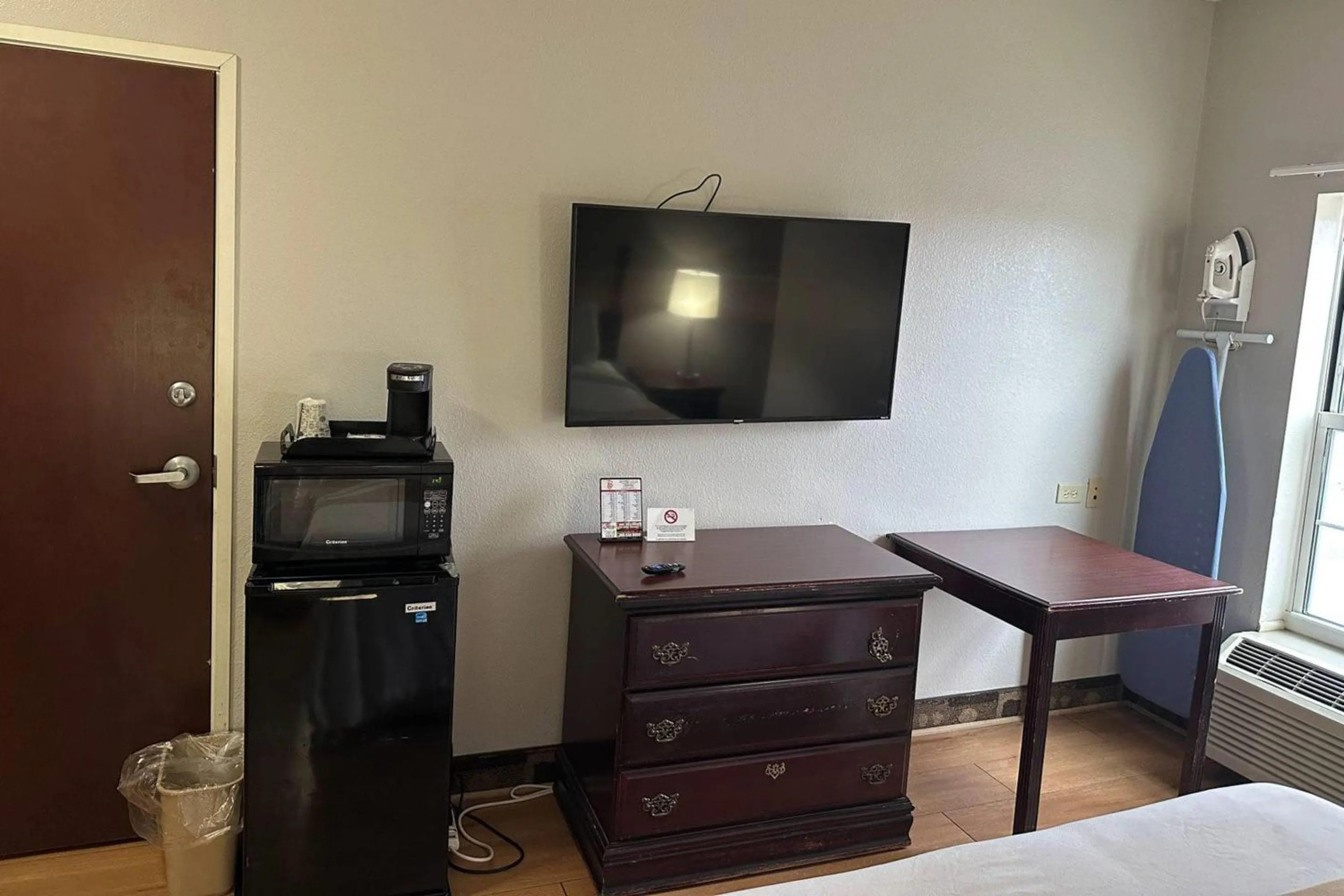 Bedroom, Bed in Econo Lodge Inn & Suites
