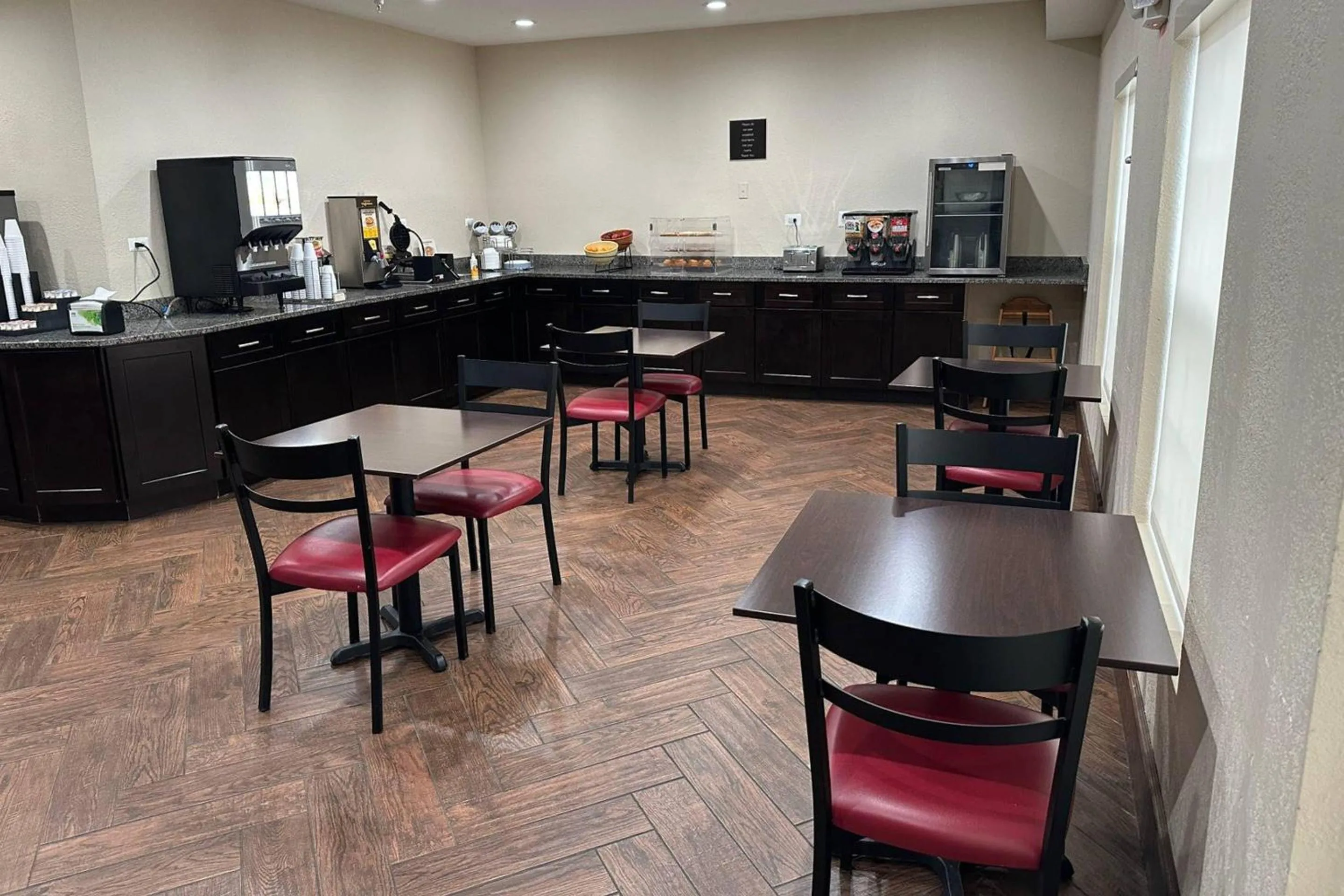 Breakfast in Econo Lodge Inn & Suites