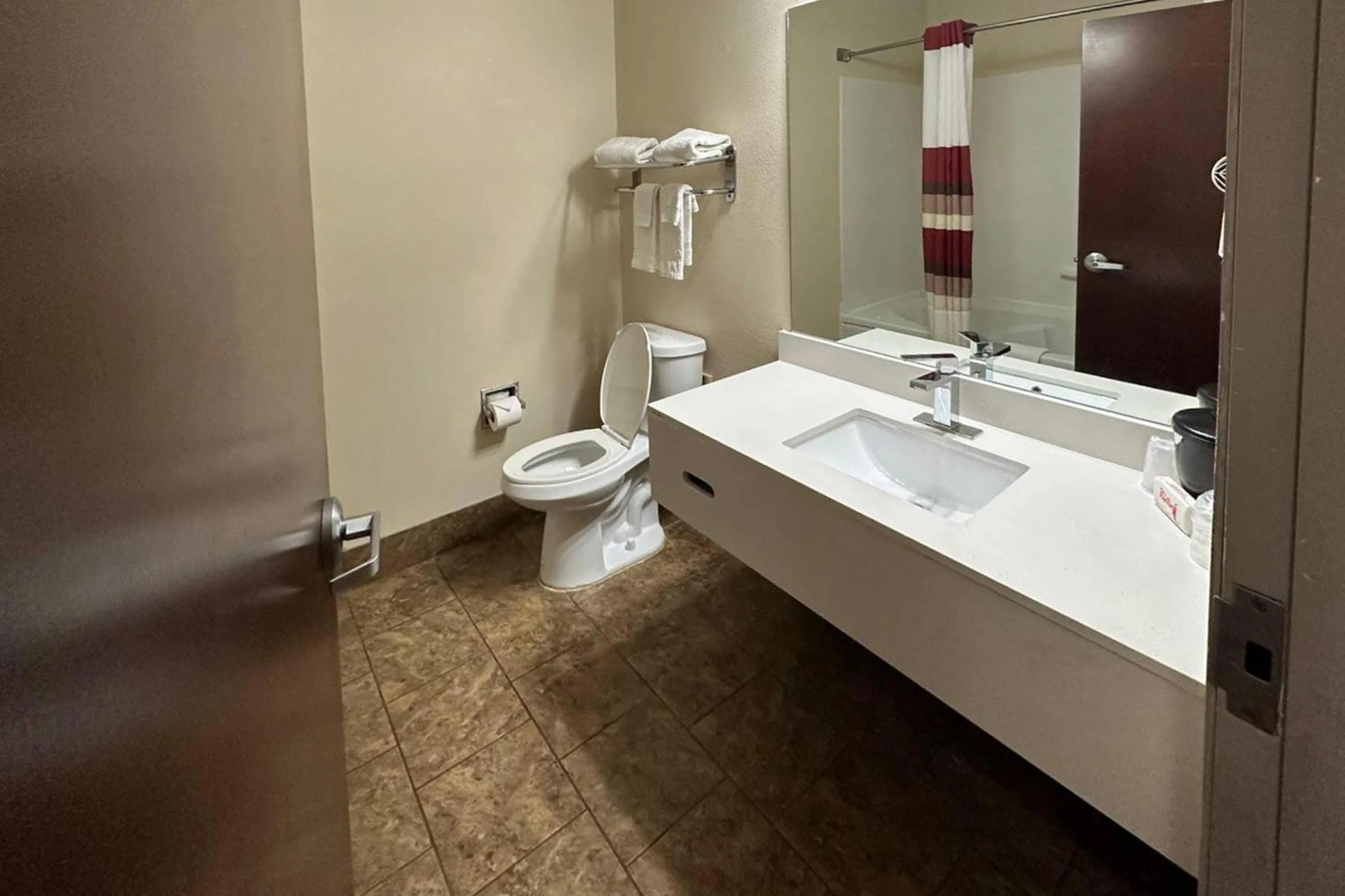 Bedroom in Econo Lodge Inn & Suites