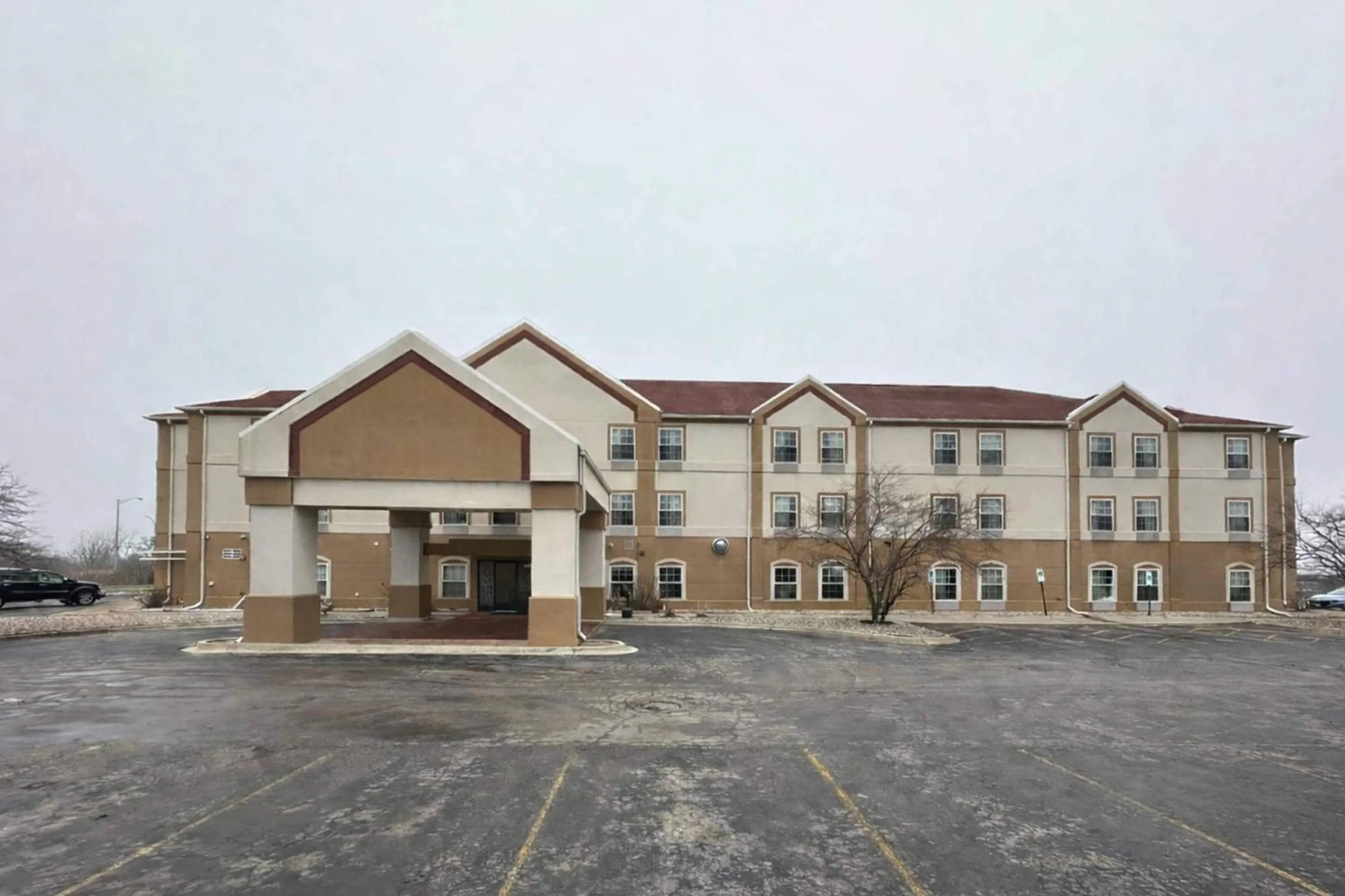 Property building in Econo Lodge Inn & Suites