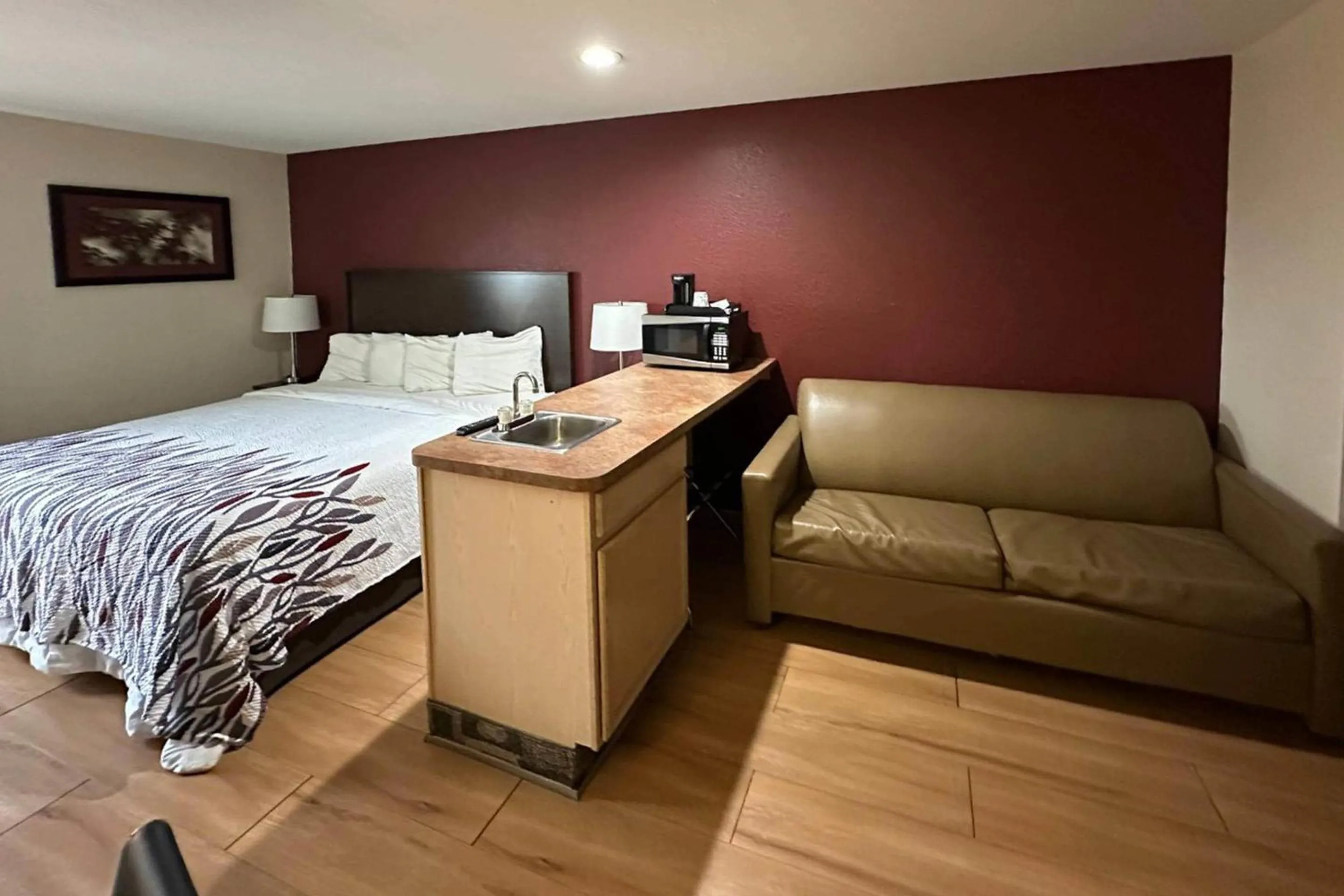 Bedroom, Bed in Econo Lodge Inn & Suites