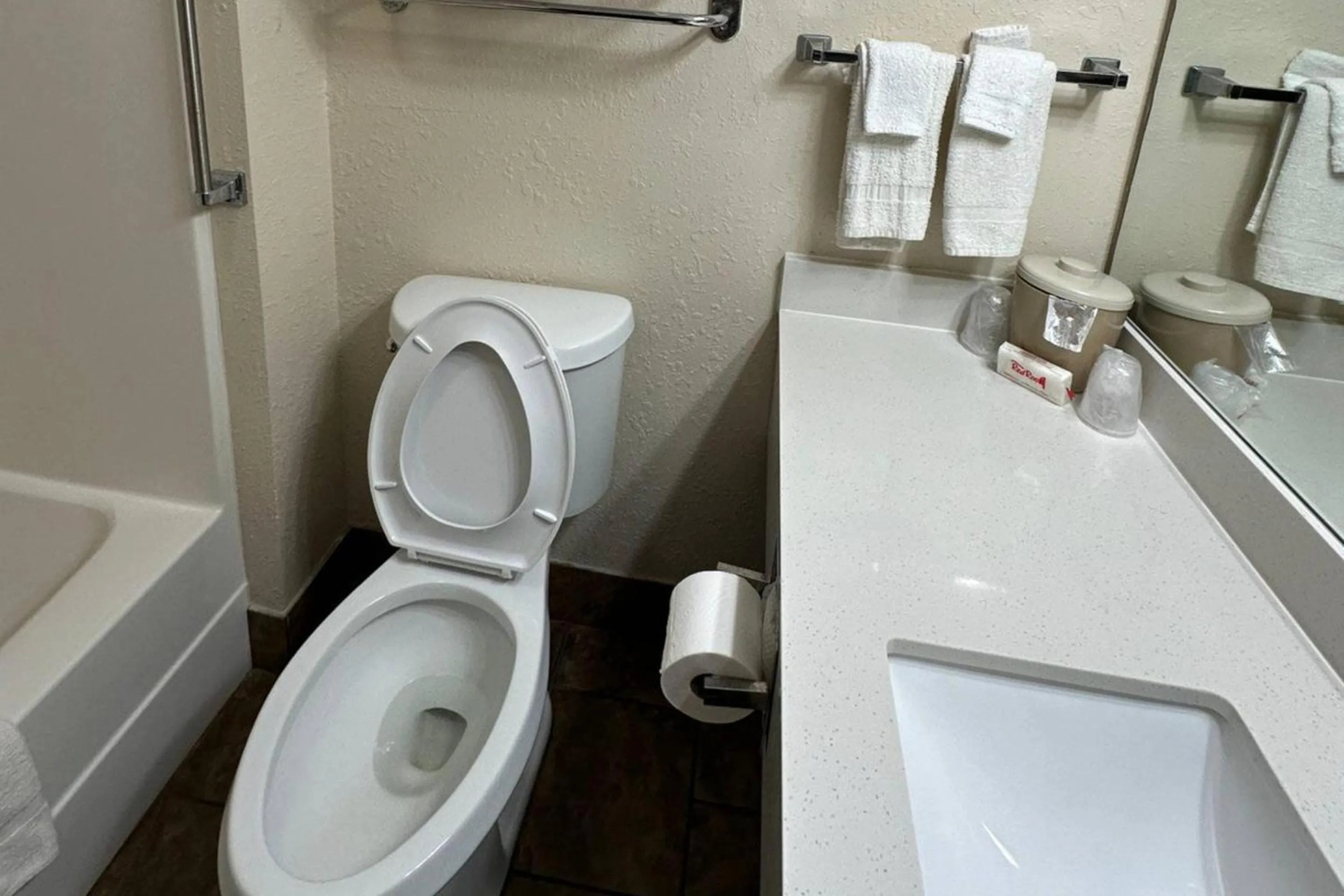 Bedroom in Econo Lodge Inn & Suites