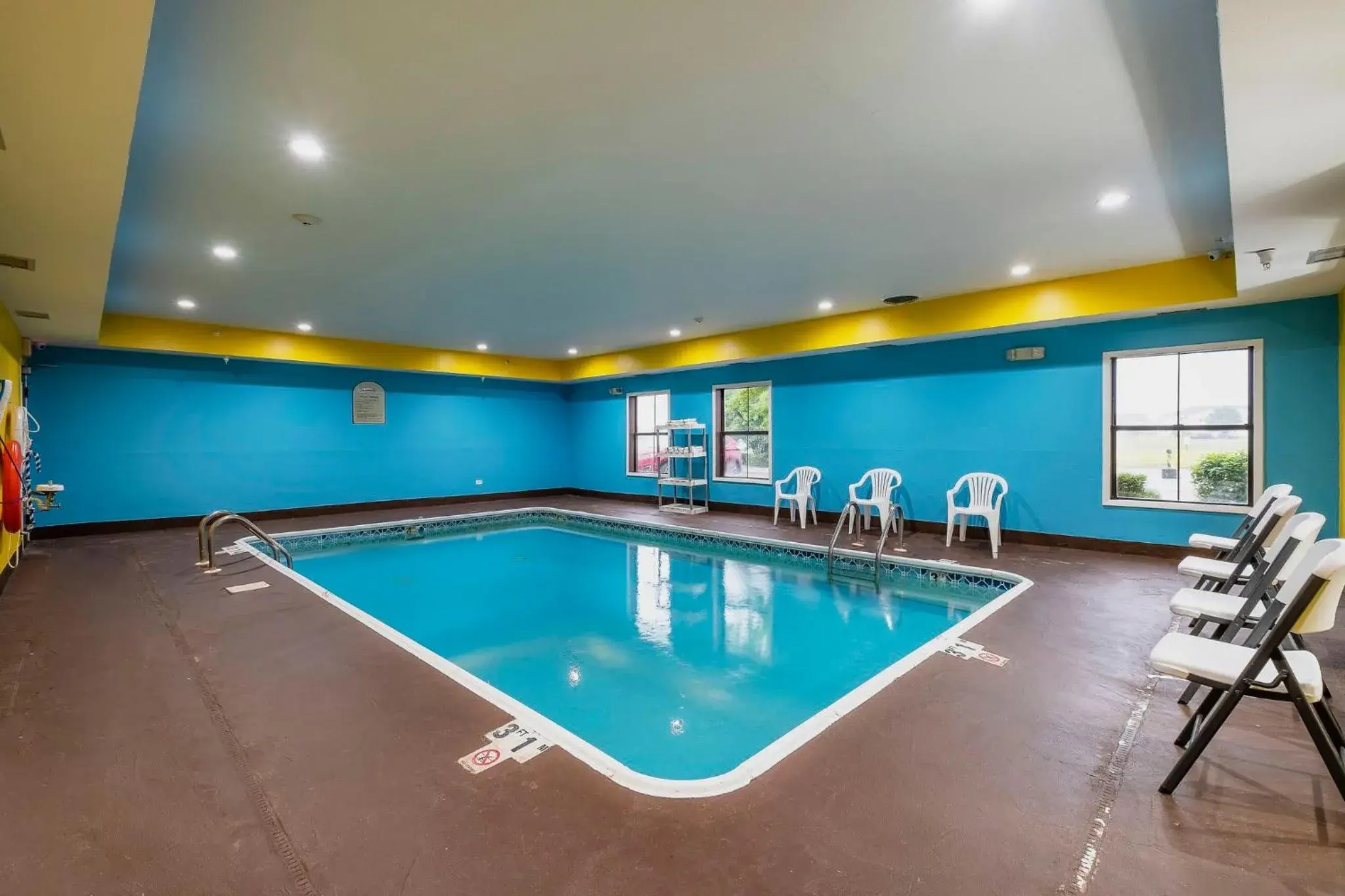 Swimming pool in Red Roof Inn & Suites Monee Swimming pool in Red Roof Inn & Suites Monee