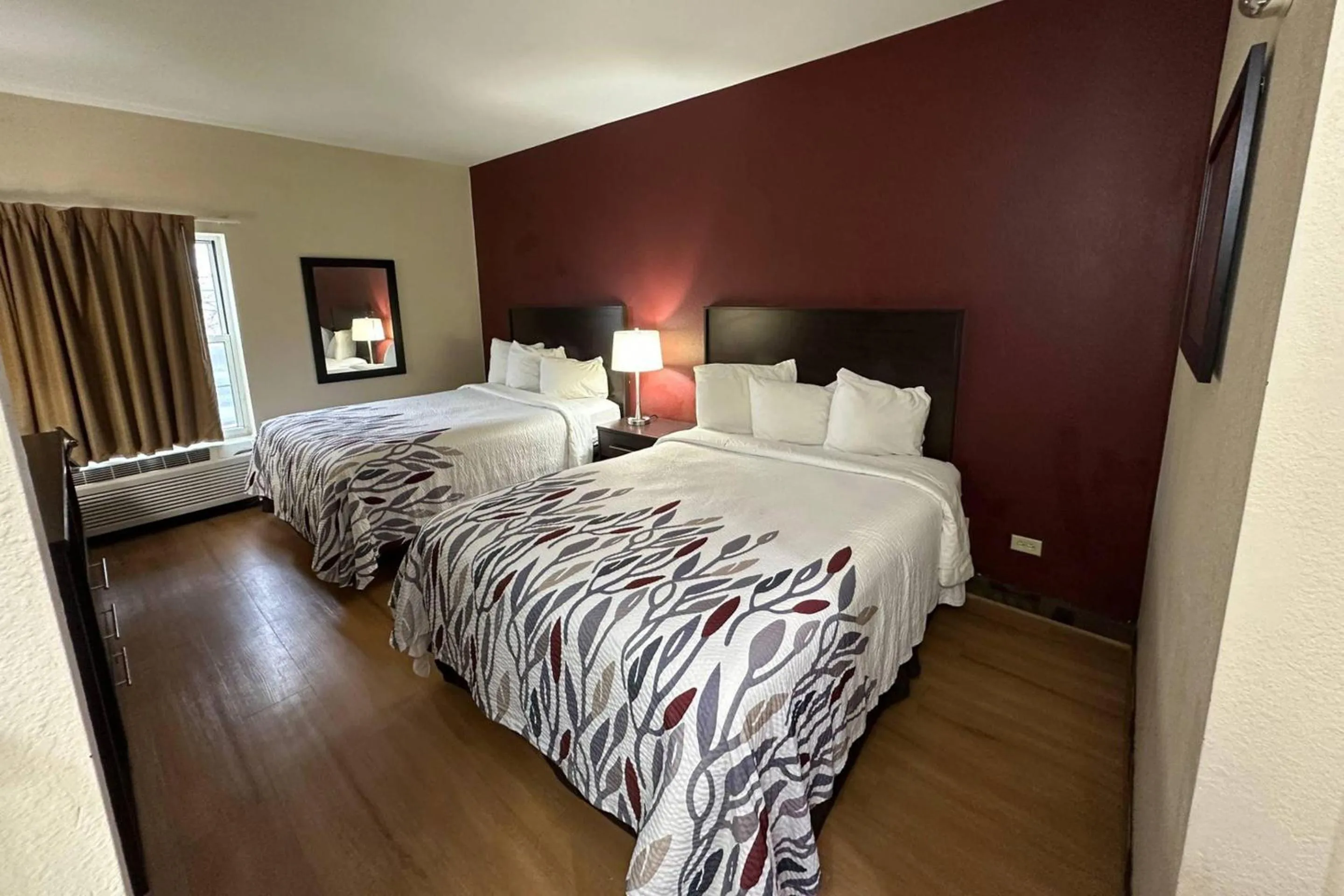 Bedroom, Bed in Econo Lodge Inn & Suites